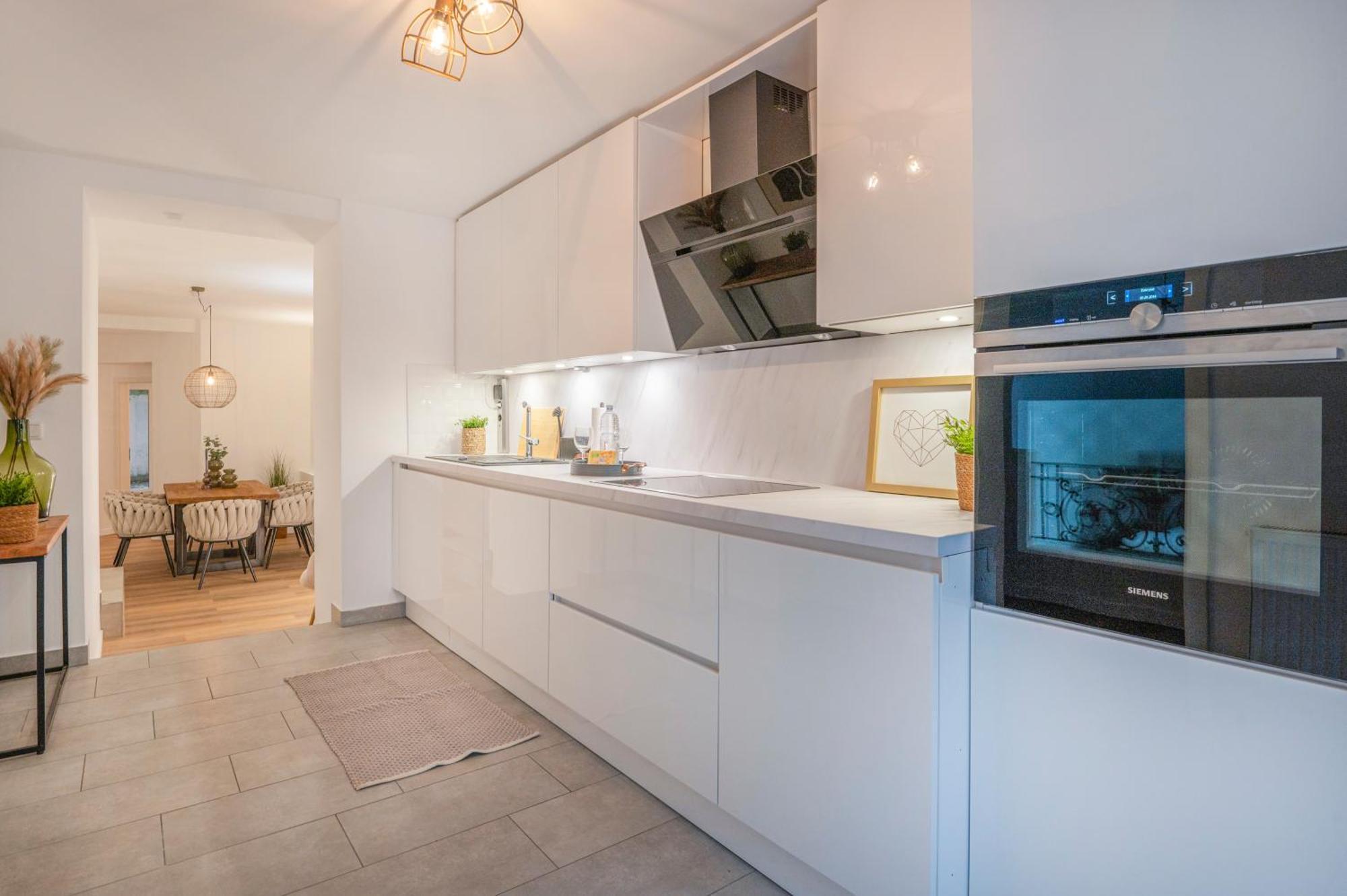 B49 - & Messe Appartement Keulen