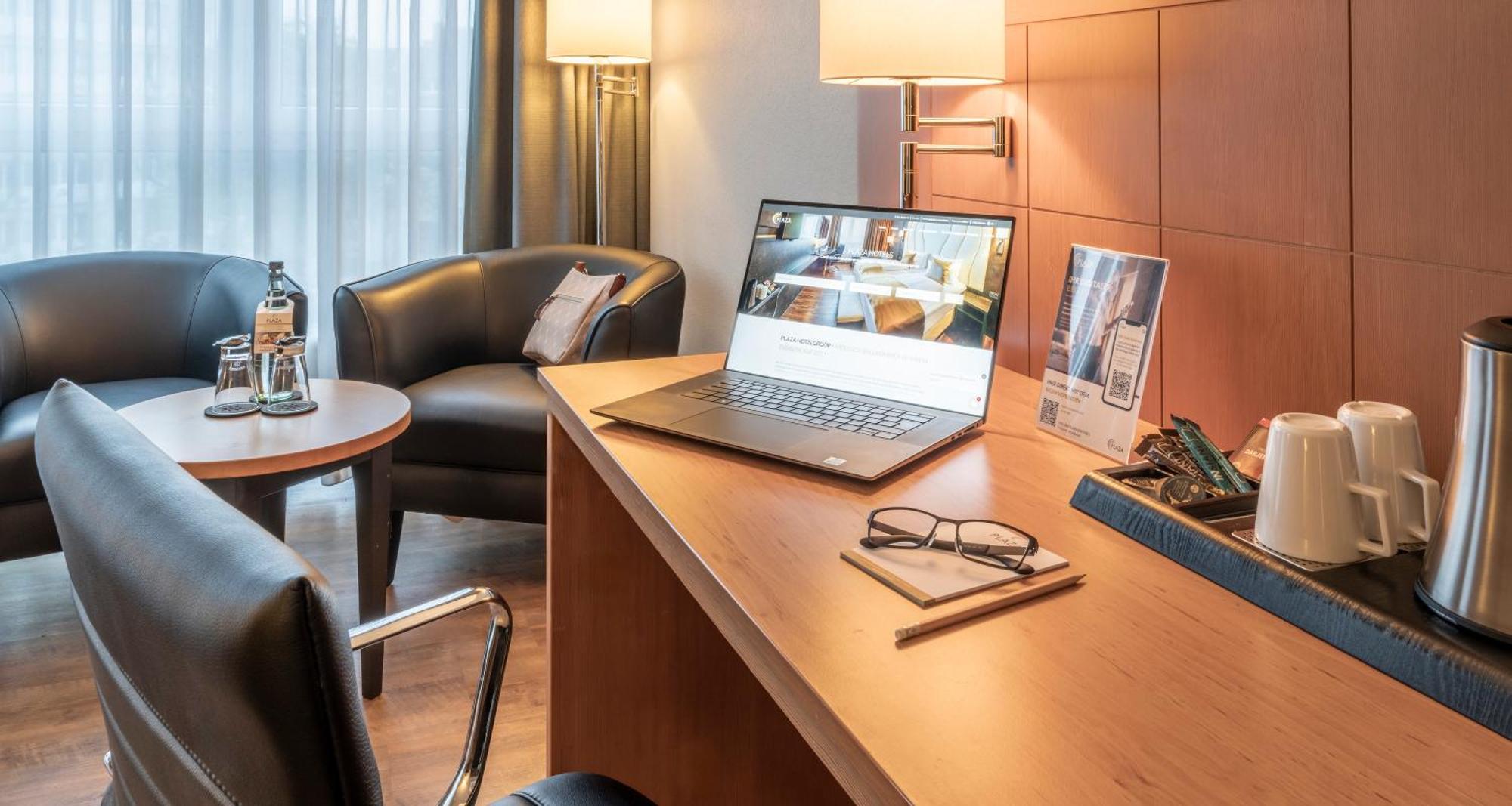 Plaza Premium Hotel 4*