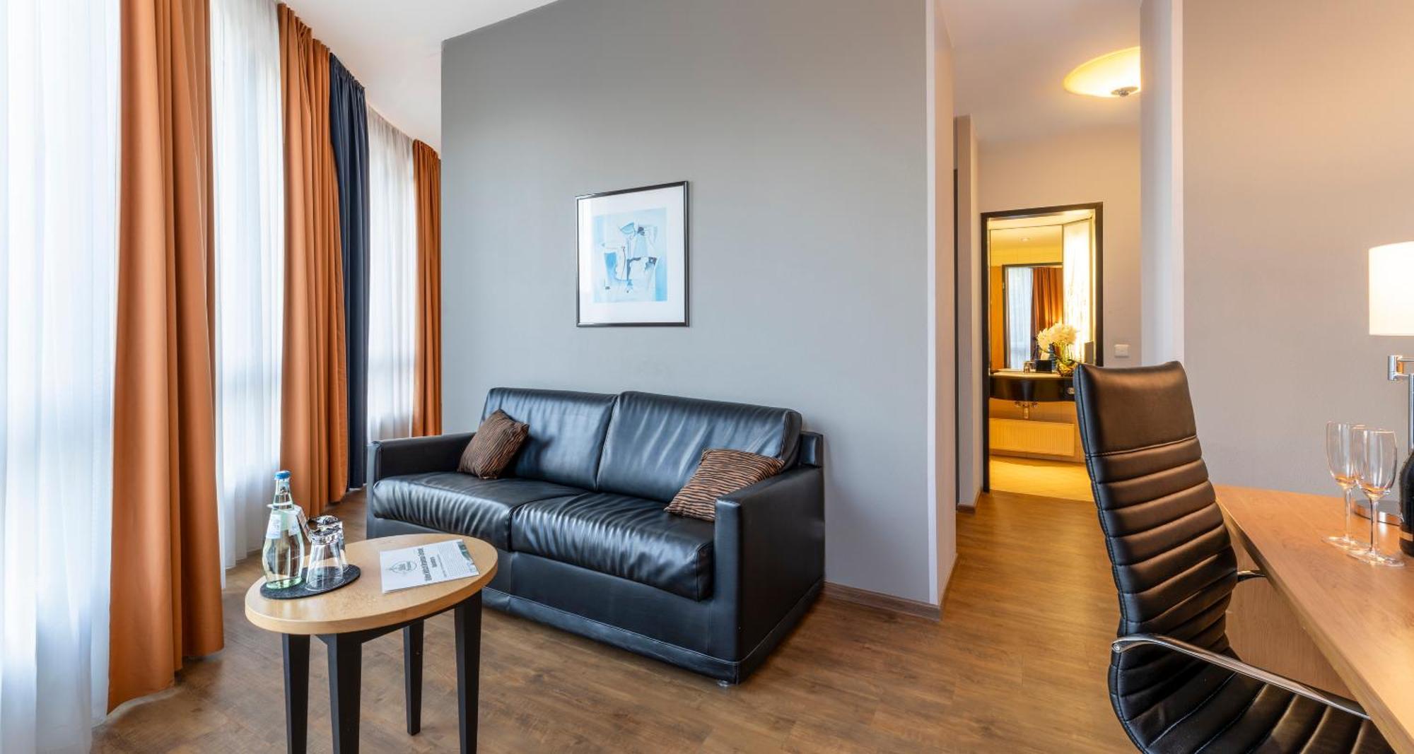 Plaza Premium Hotel Kolonia
