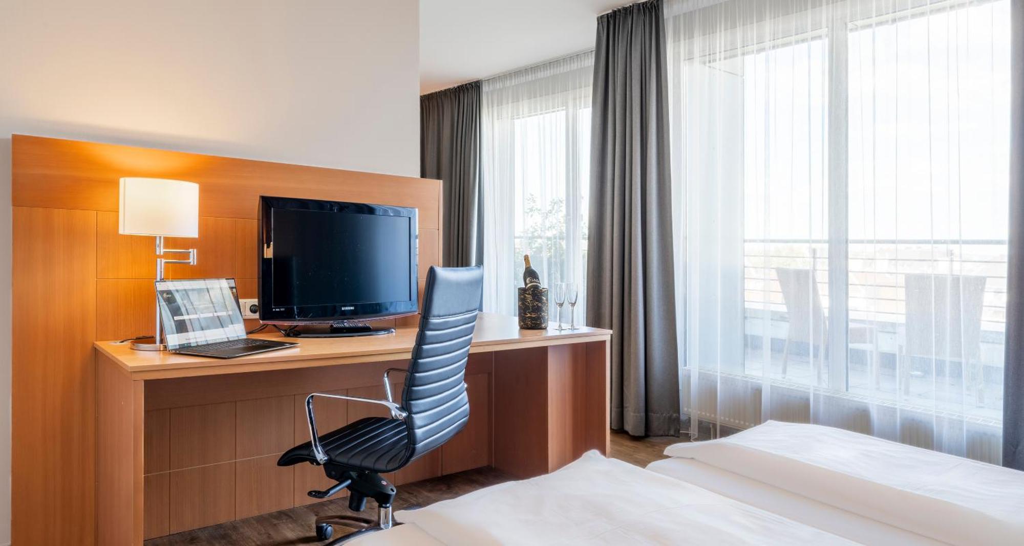 Hotel Plaza Premium 4*