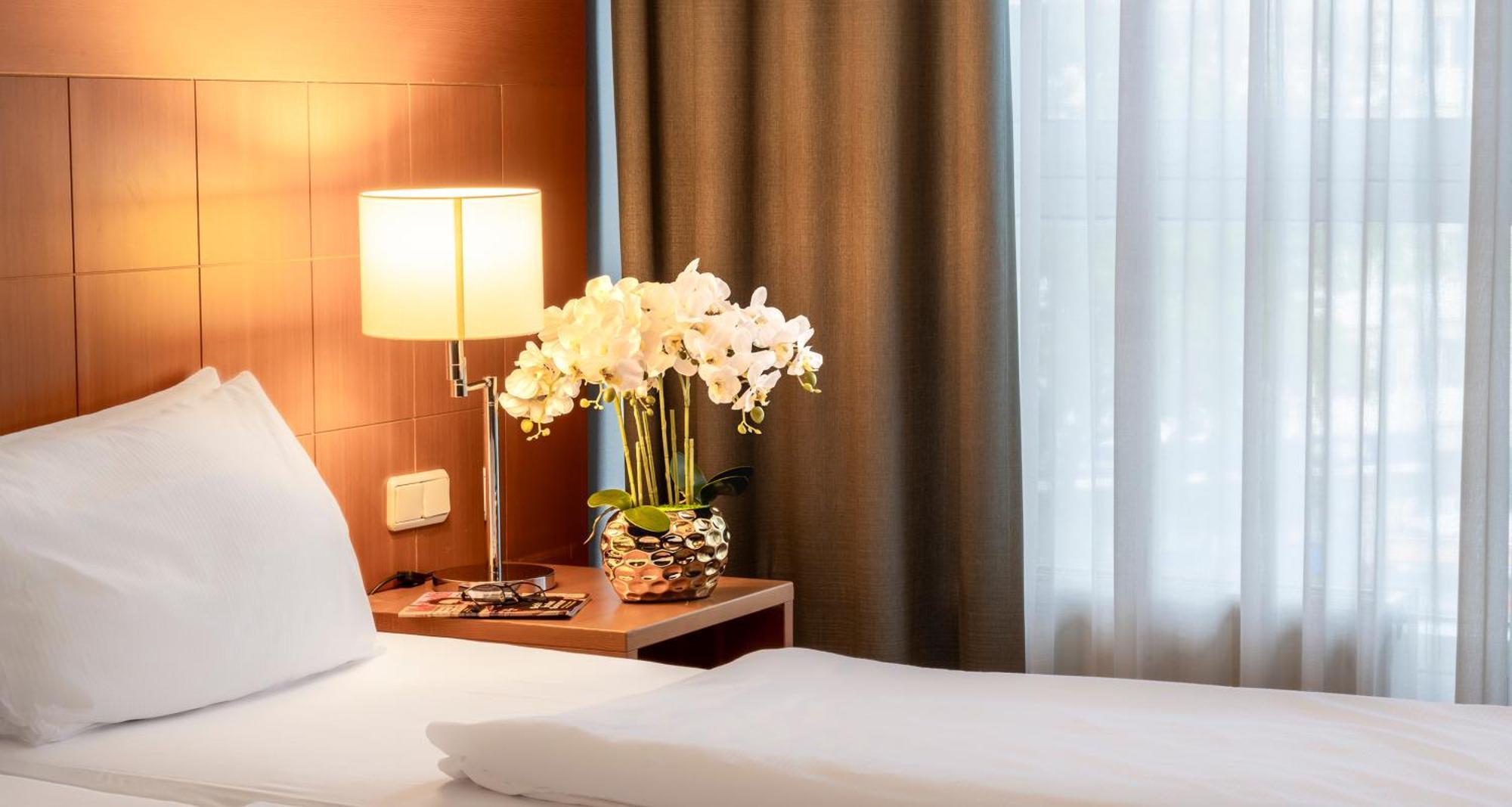 Plaza Premium Hotel 4*
