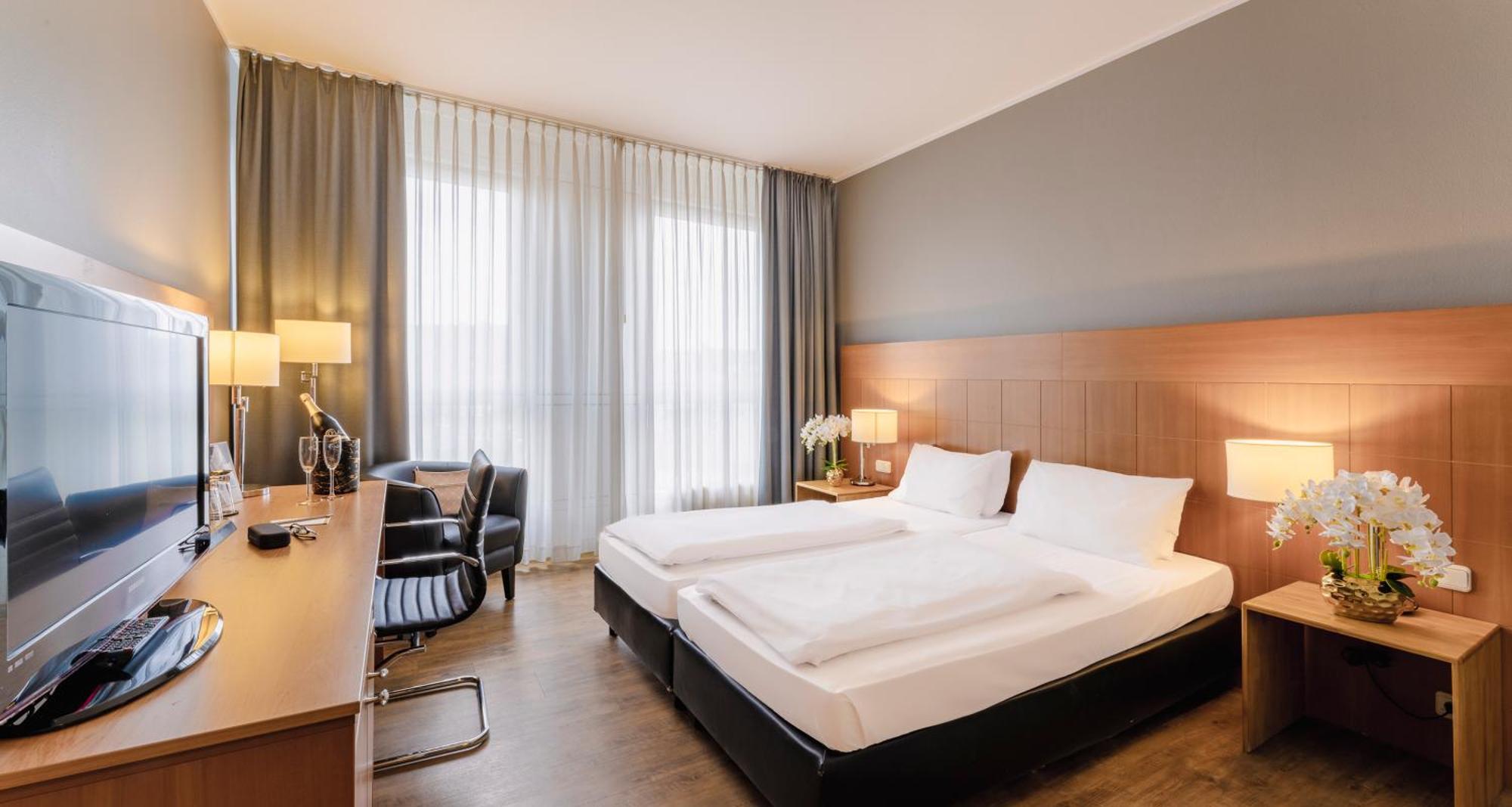 Plaza Premium Hotel Kolonia