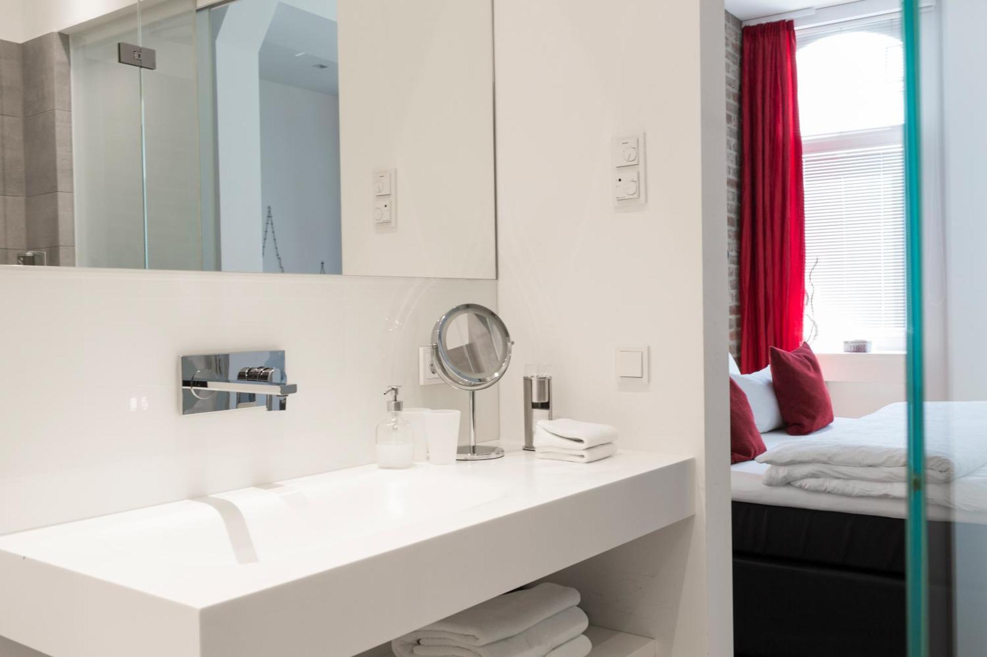 1st Floor 2 Hotel 4*