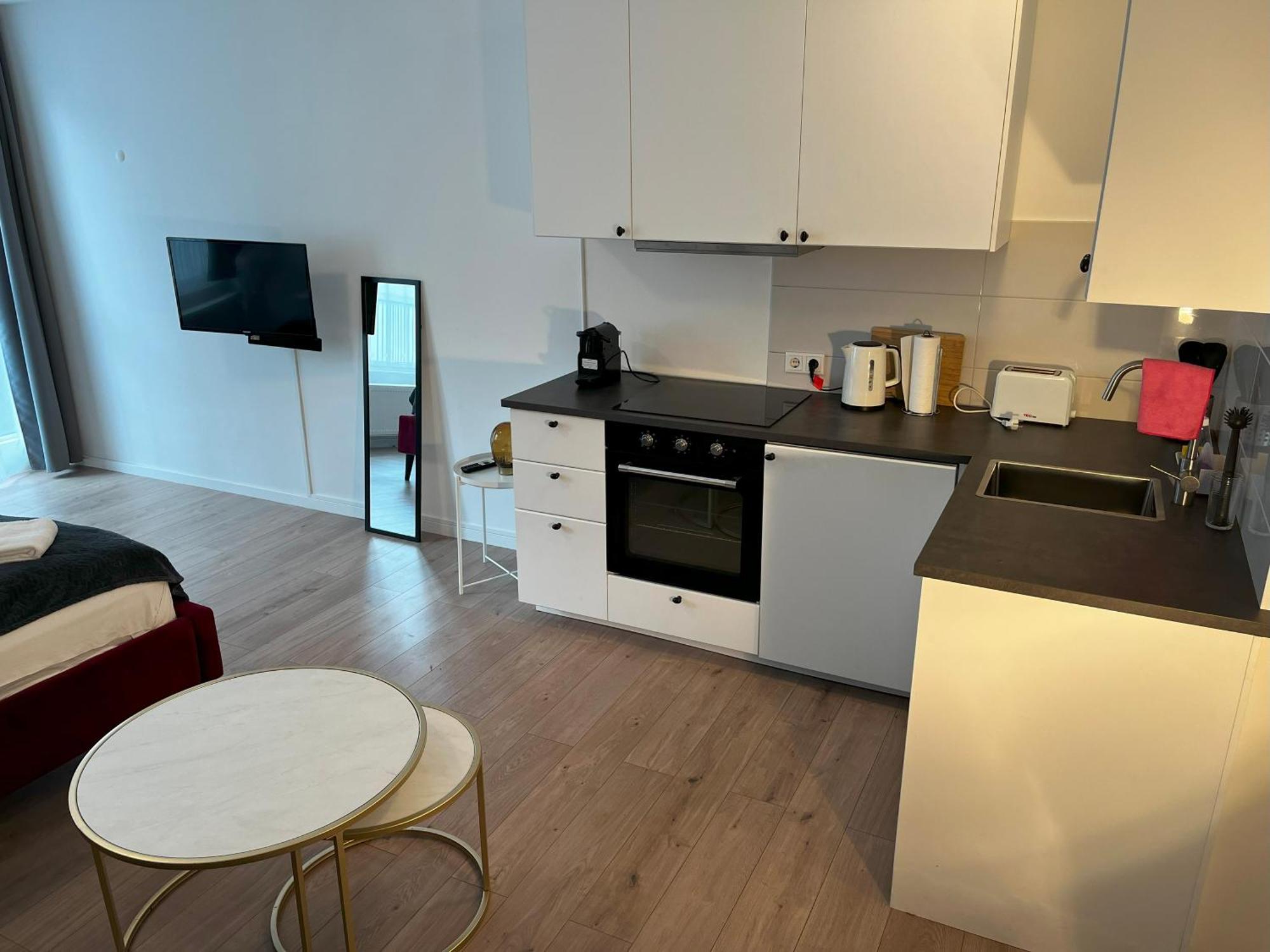 Stylish In Friesenplatz, Heart Of Apartment
