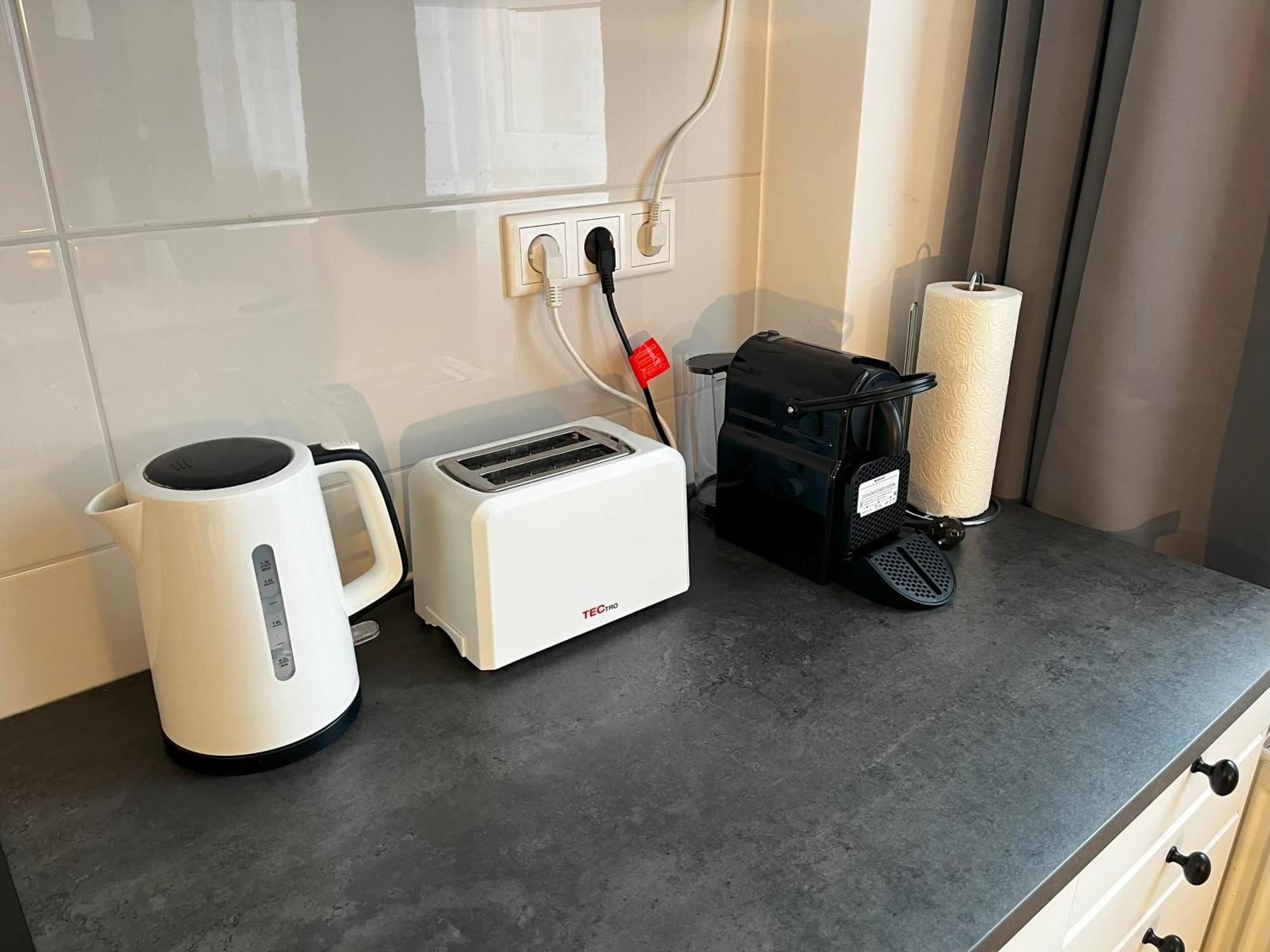 Stylish In Friesenplatz, Heart Of Apartment