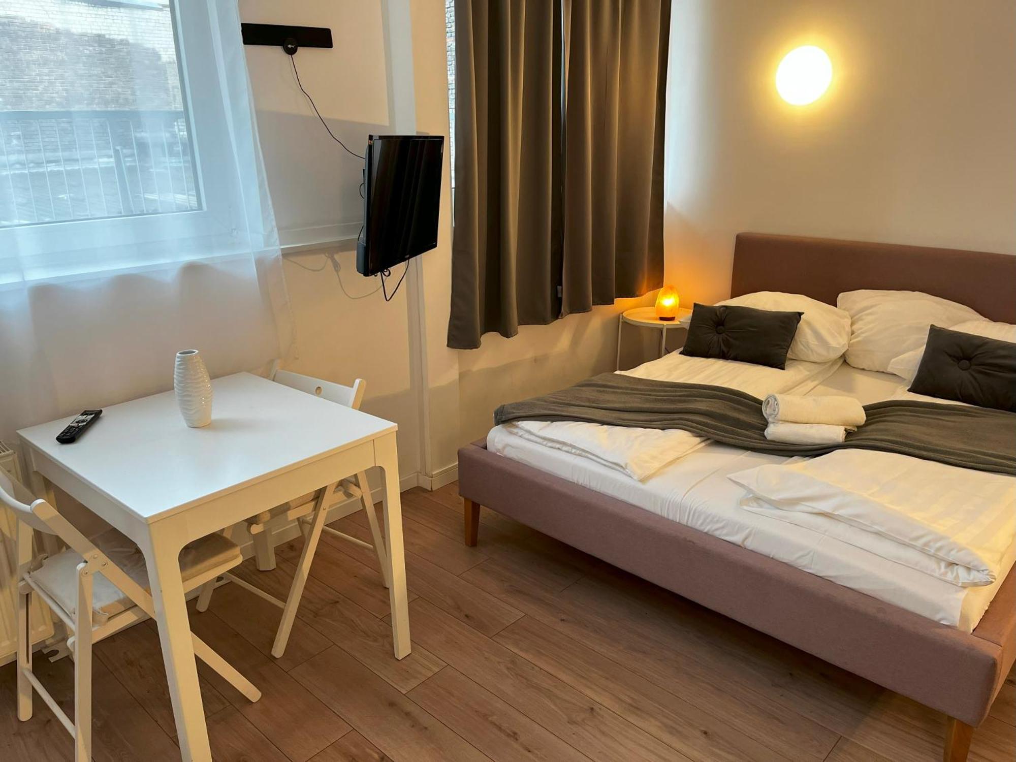 Stylish In Friesenplatz, Heart Of Apartment