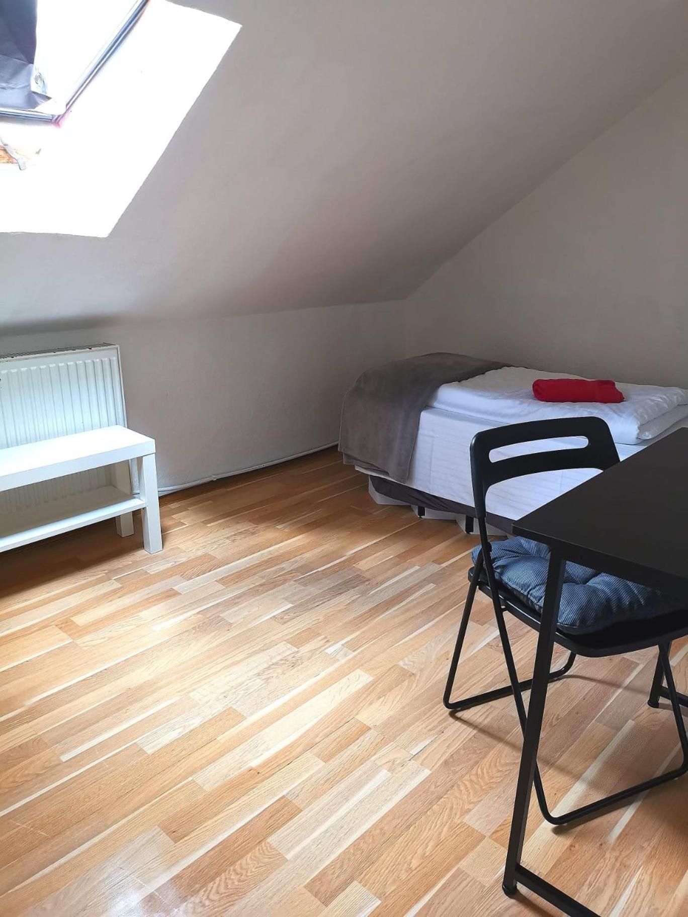 Privat In Zwei-zimmer-wohnung Als 2er Wg *