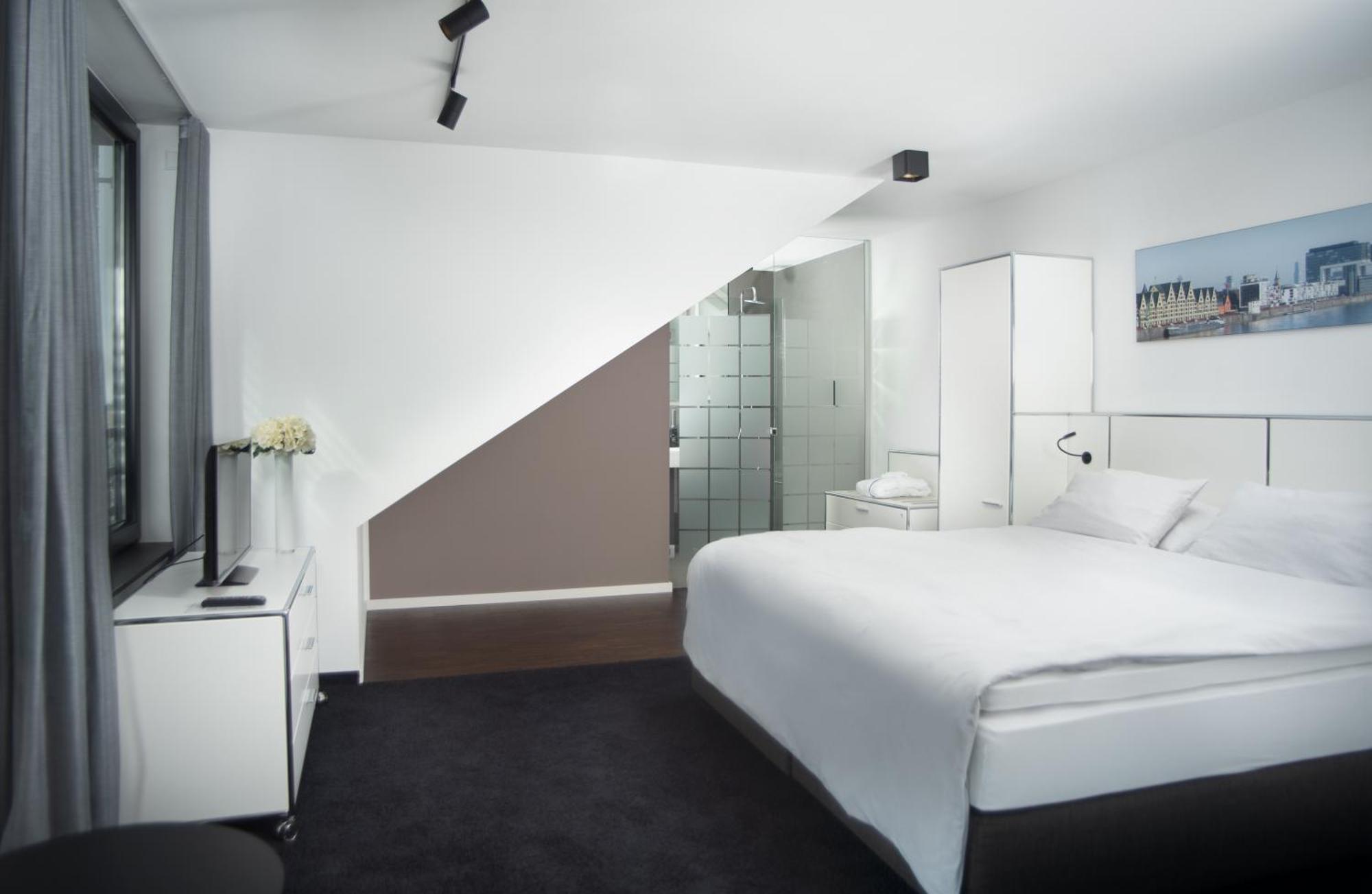 Hotel &repeat Koeln Airport 4*