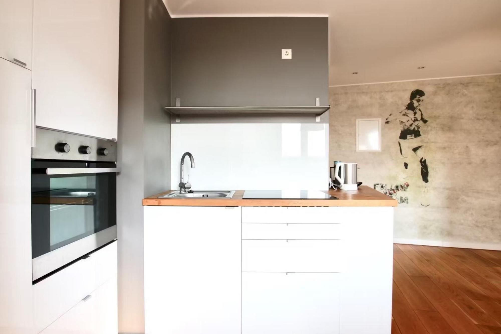 Grosse Dachgeschosswohnung Mit Balkon Im Belgischen Viertel