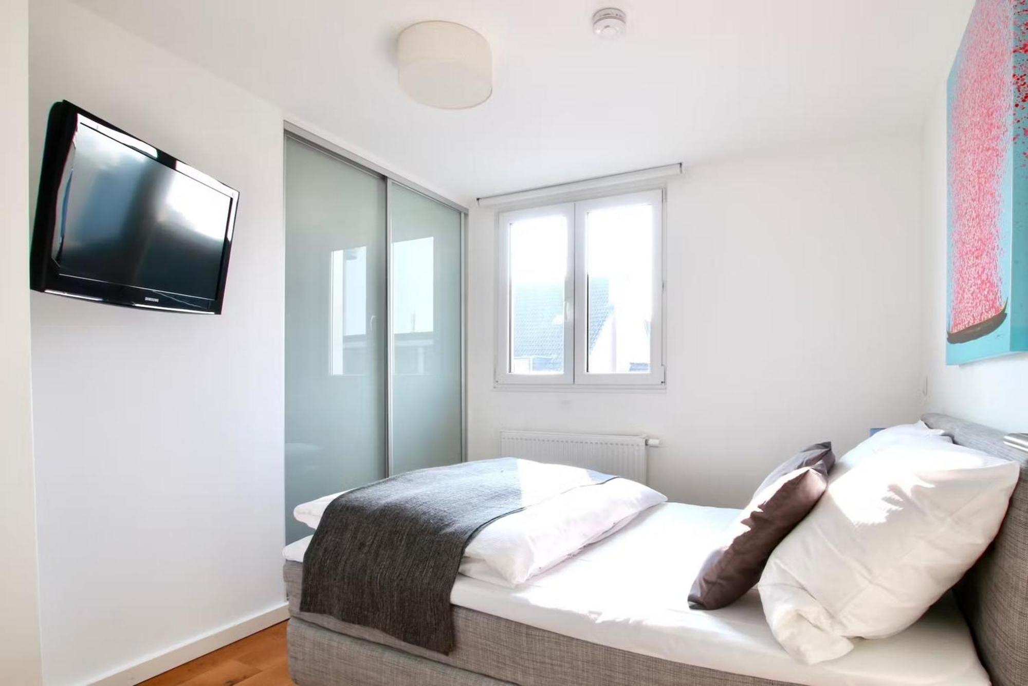 Grosse Dachgeschosswohnung Mit Balkon Im Belgischen Viertel *