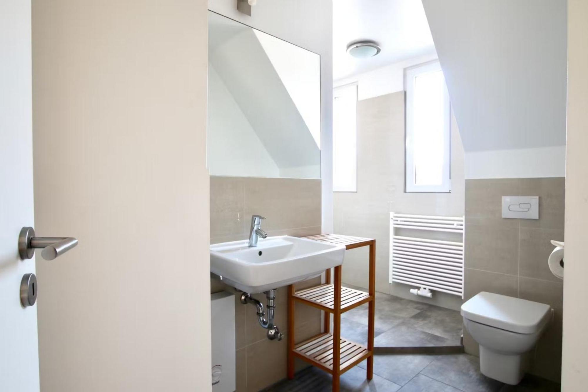 Grosse Dachgeschosswohnung Mit Balkon Im Belgischen Viertel