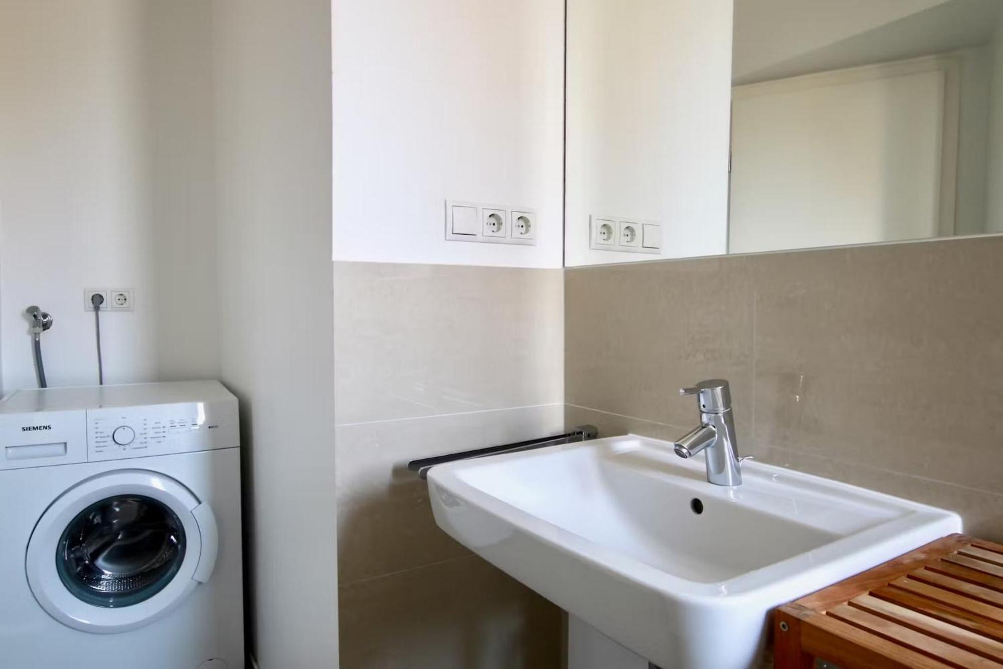 Grosse Dachgeschosswohnung Mit Balkon Im Belgischen Viertel Apartment *