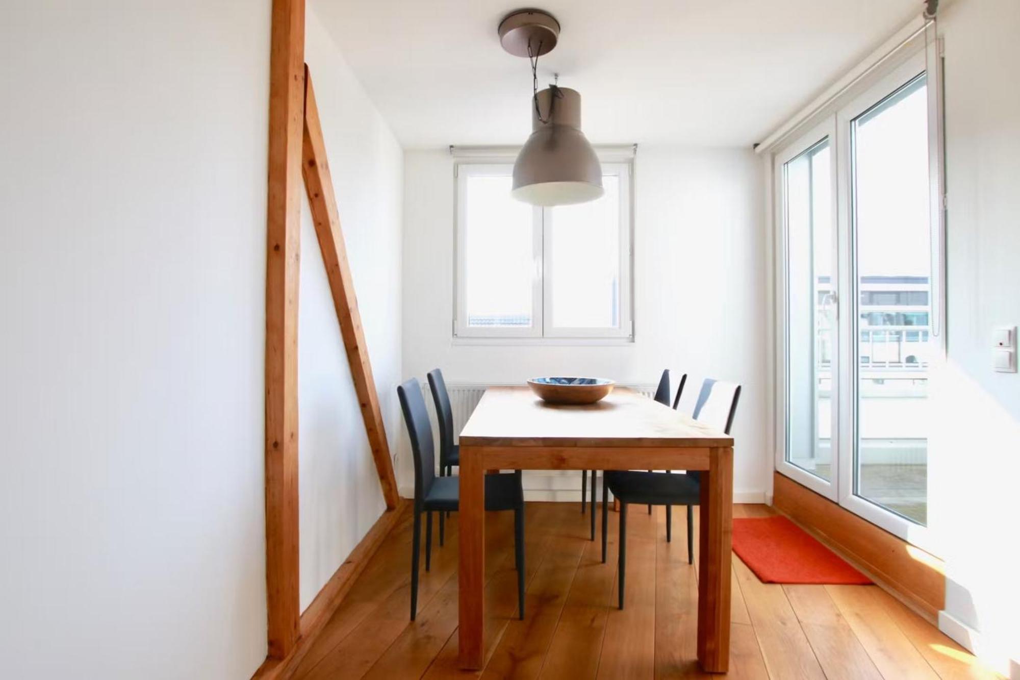 Grosse Dachgeschosswohnung Mit Balkon Im Belgischen Viertel
