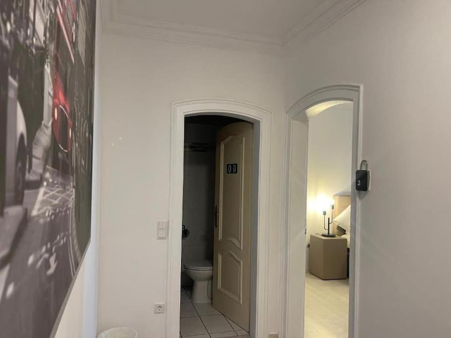 Apartment Central 3 Bedroom Apartment, Friesenstr Cologne