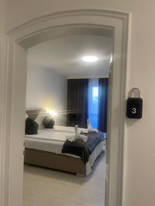 Central 3 Bedroom Apartment, Friesenstr Cologne