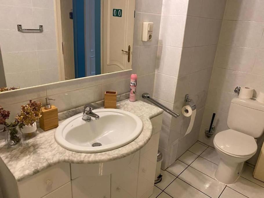 Central 3 Bedroom Apartment, Friesenstr Cologne