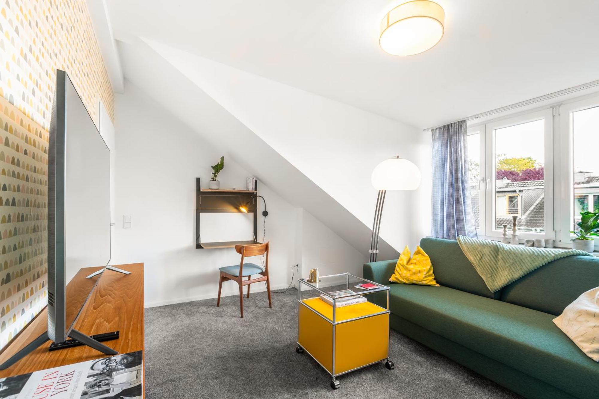 Schickes Dachstudio Im Beliebten Neu-ehrenfeld Mit Peleton-rad