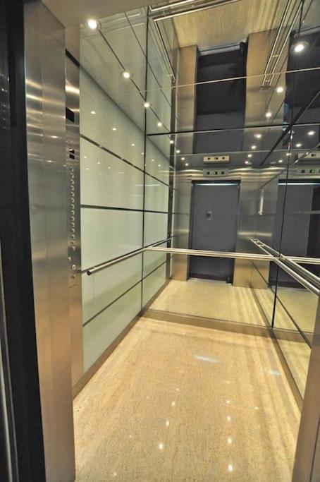 Axa-tower Apartment *