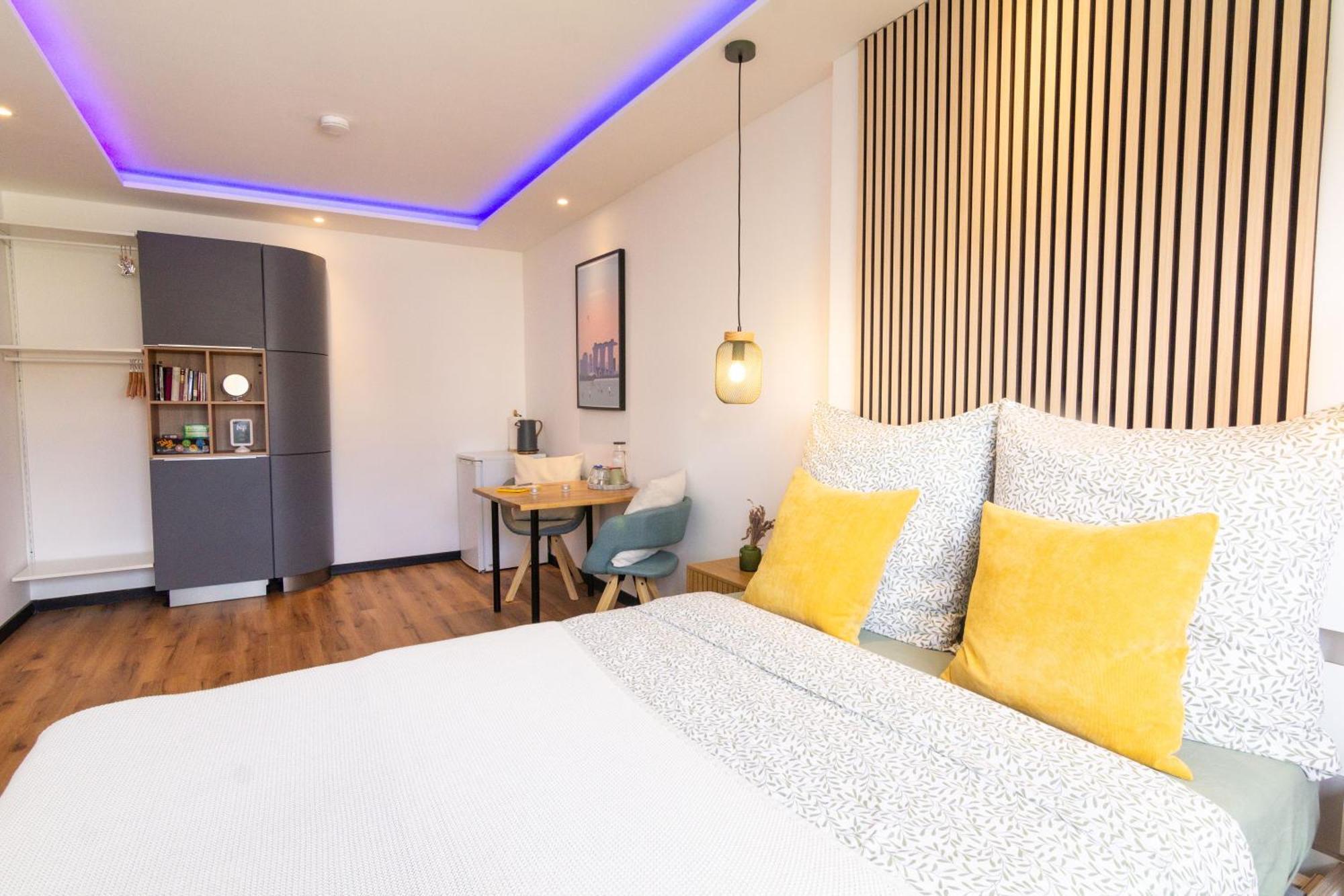Shiny Singapore - - Doppelzimmer Mit Gemeinschaftsbad Cologne