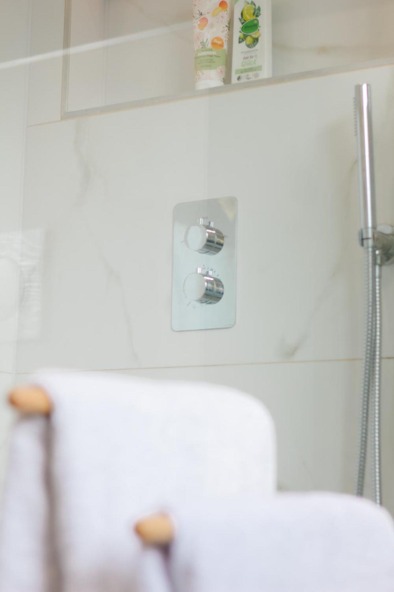 Shiny Singapore - - Doppelzimmer Mit Gemeinschaftsbad Guest house