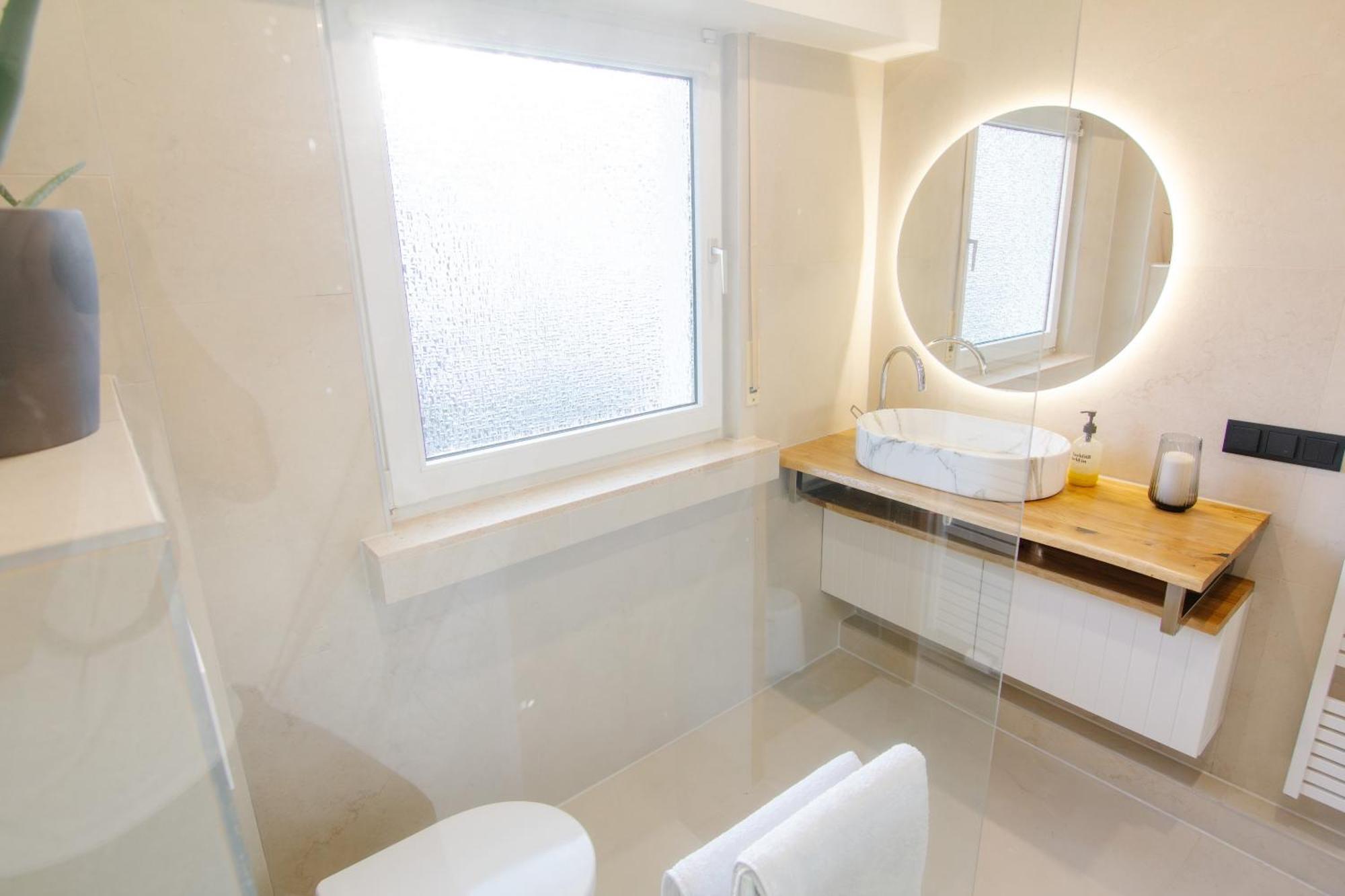 Shiny Singapore - - Doppelzimmer Mit Gemeinschaftsbad Cologne