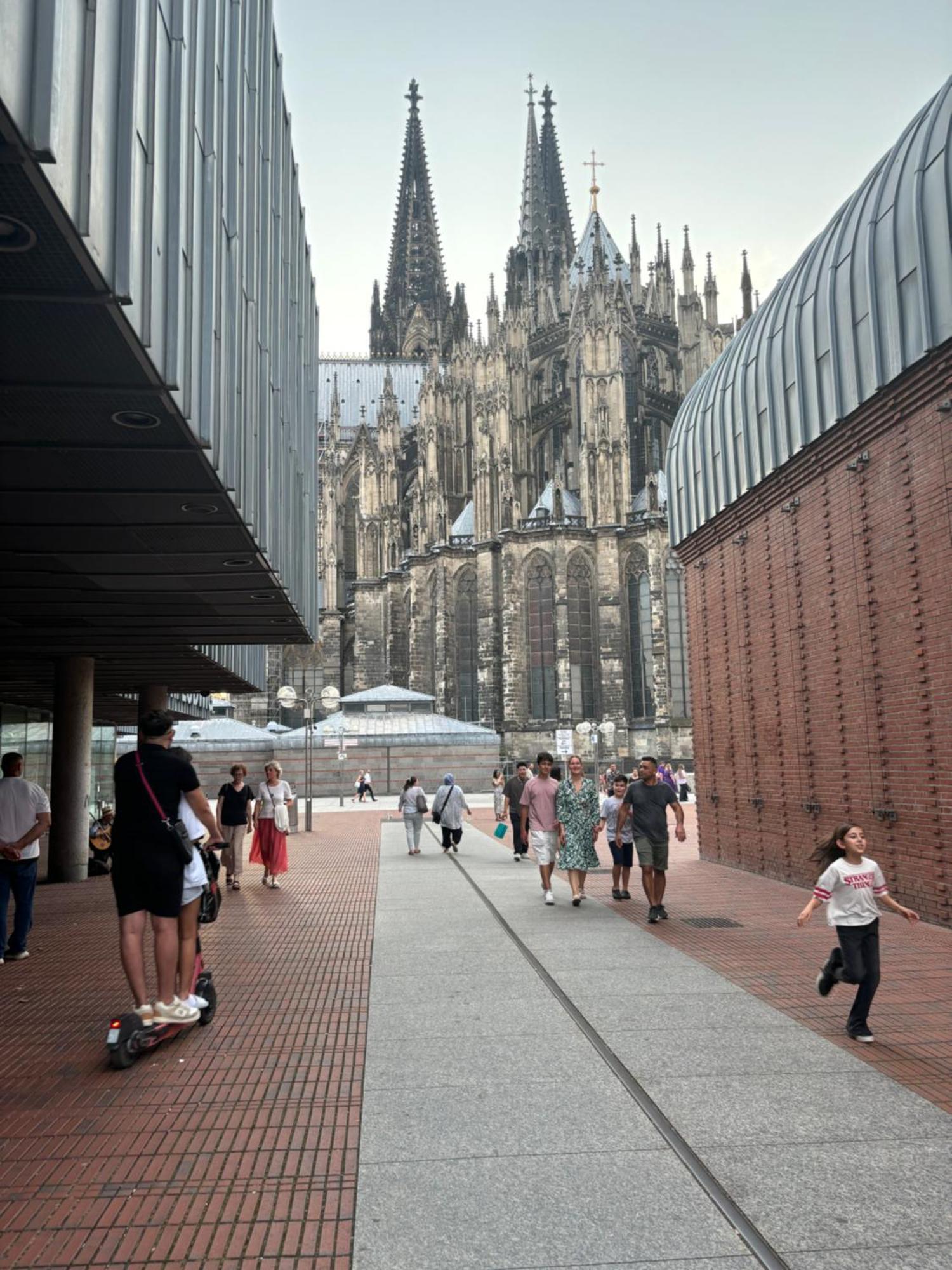 4 Min Naehe Von Hbf Und Dom Mit Garten ,balkon & Office Keulen