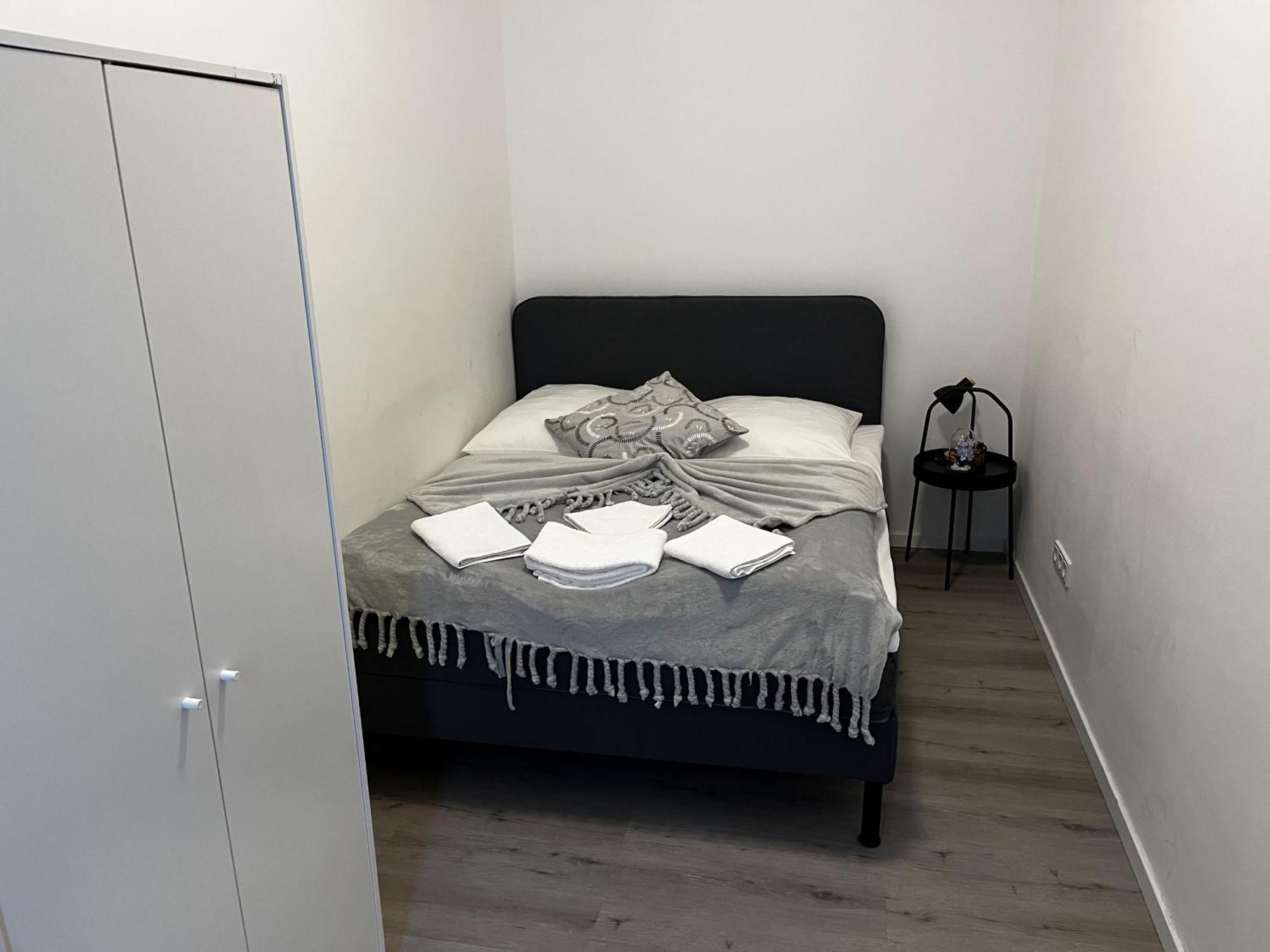 On The Rhine, Apartamento