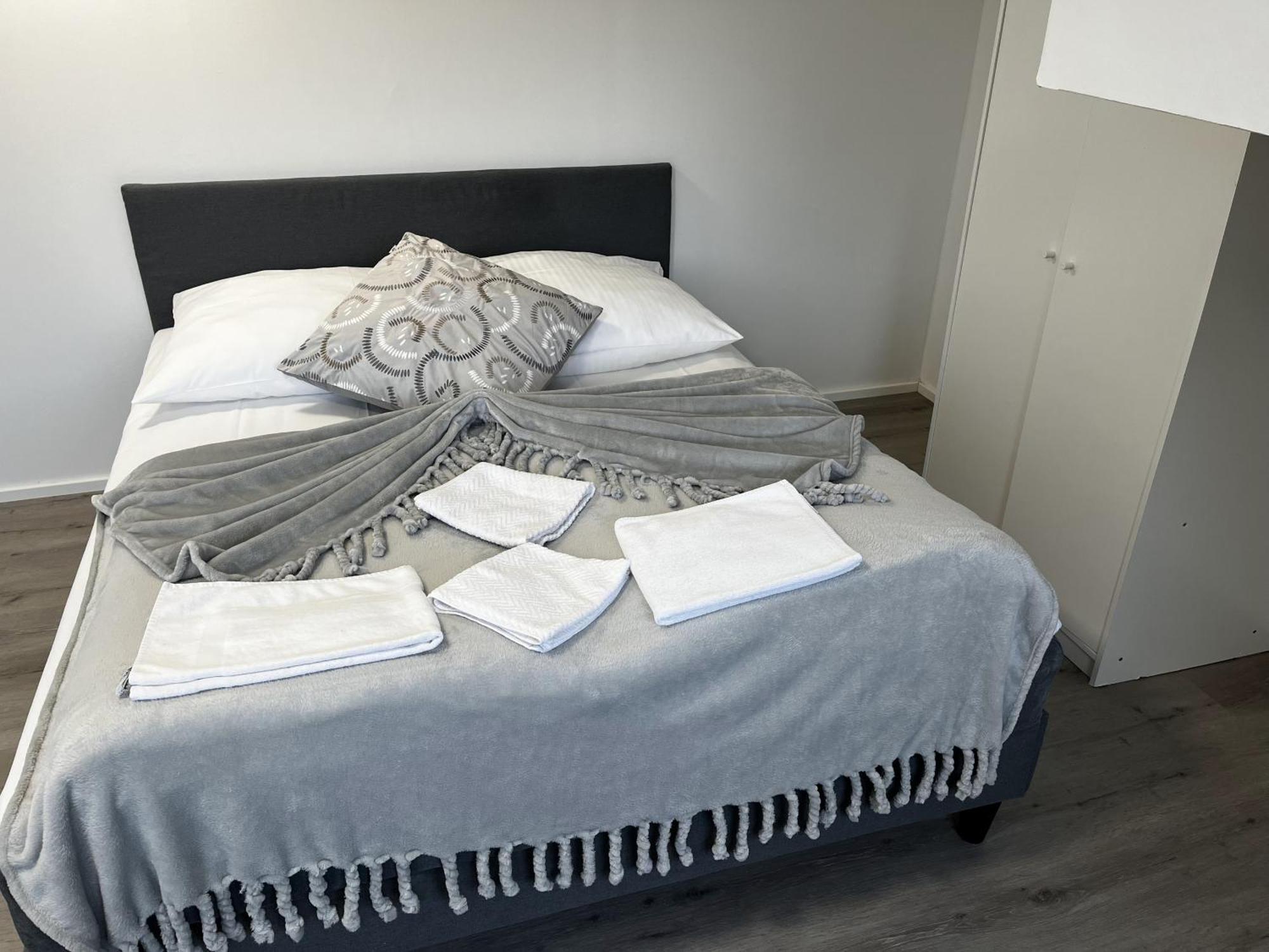 On The Rhine, Apartamento