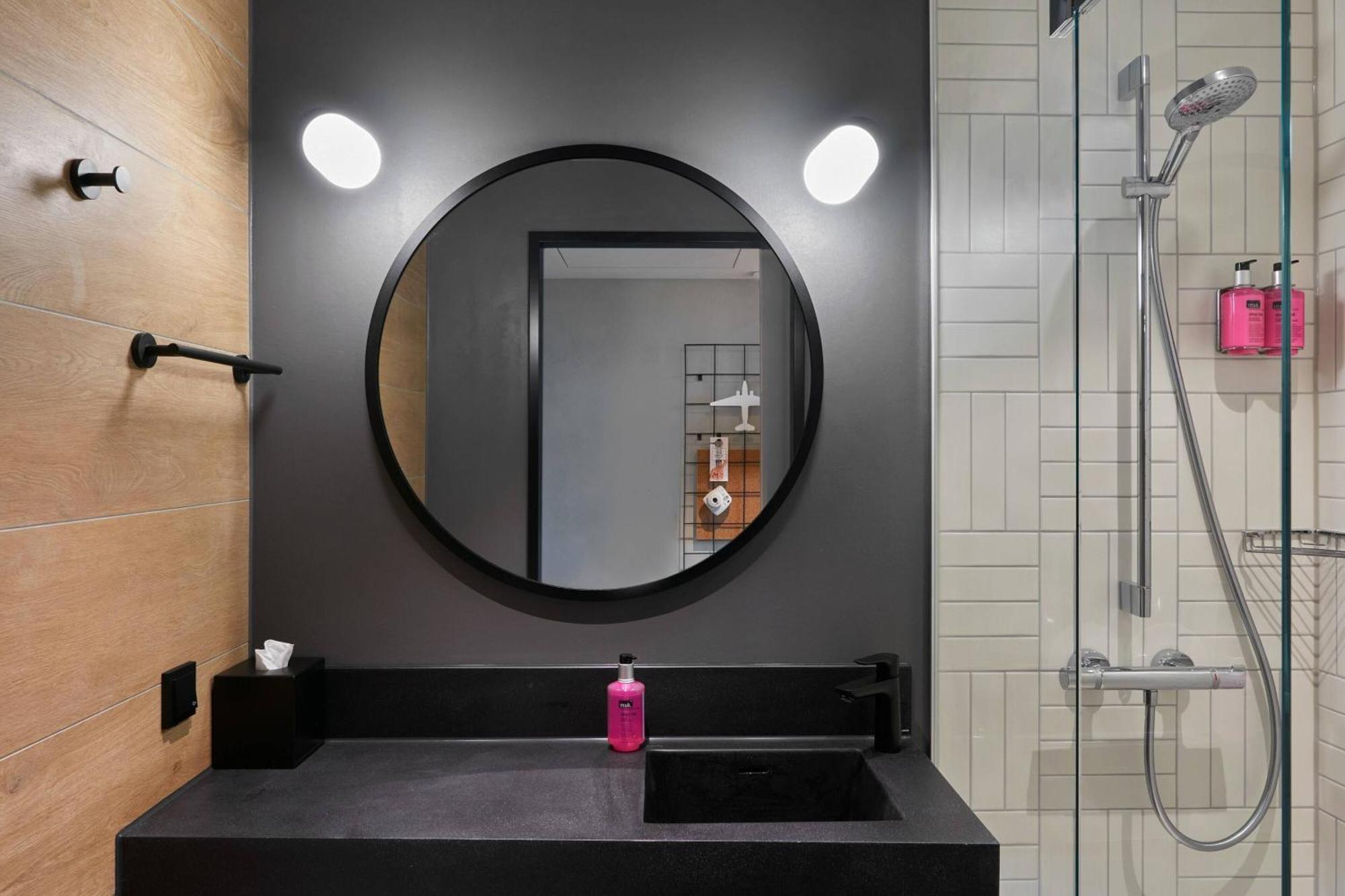 Hotel Moxy Bonn Airport 3*