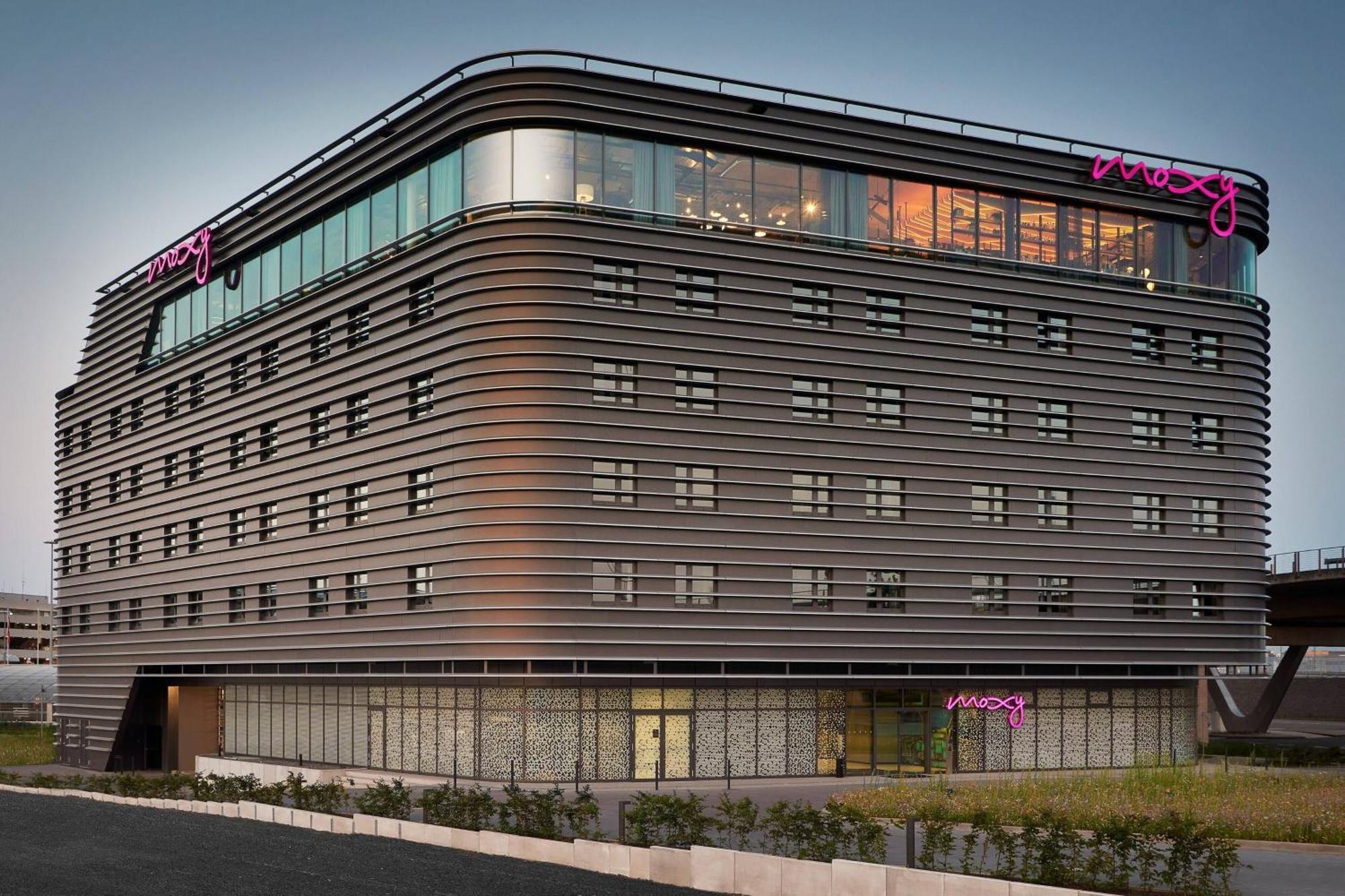 Moxy Bonn Airport Hotel Colónia