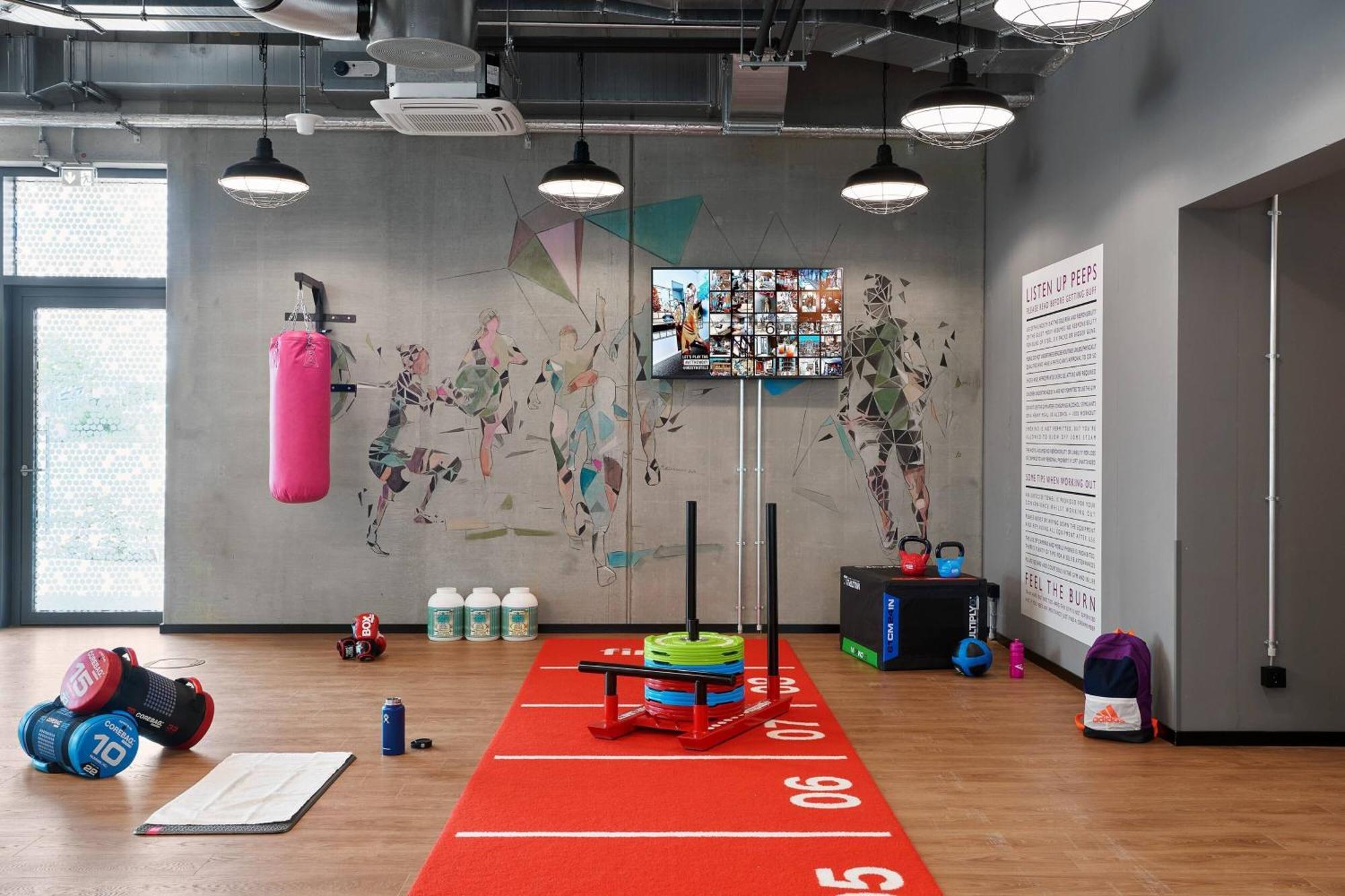 Hotel Moxy Bonn Airport 3*
