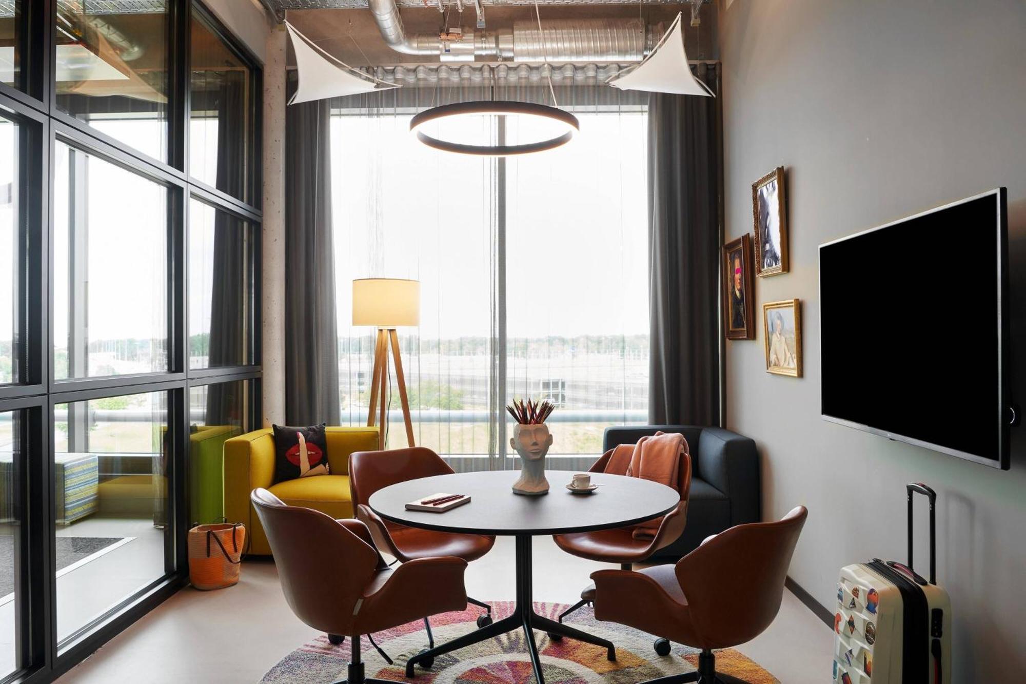 Moxy Bonn Airport 3*