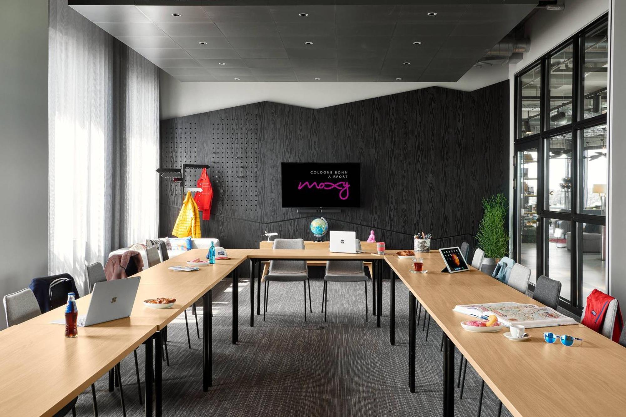 Moxy Bonn Airport Hotel