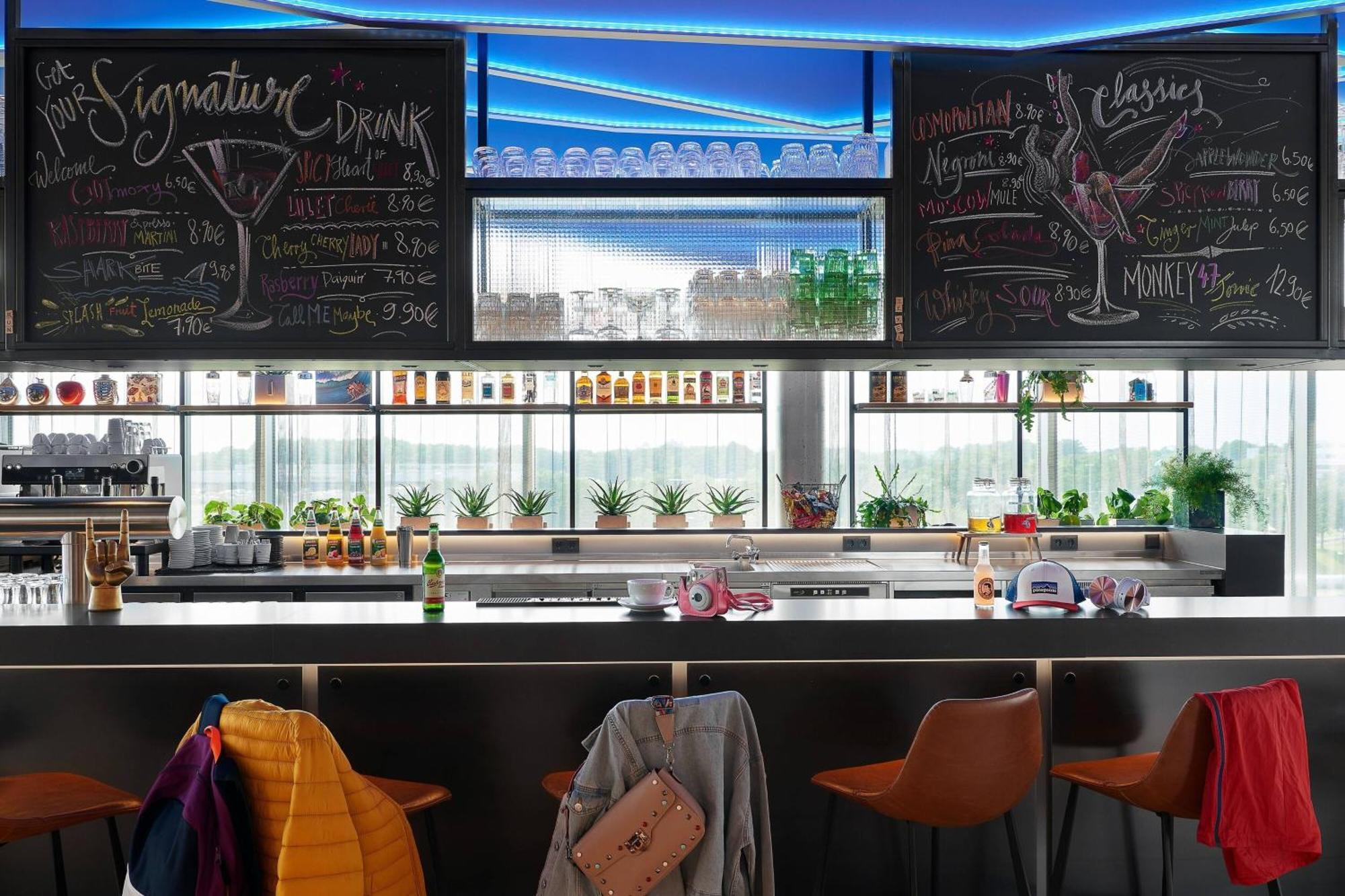 Moxy Bonn Airport Hotel Colónia