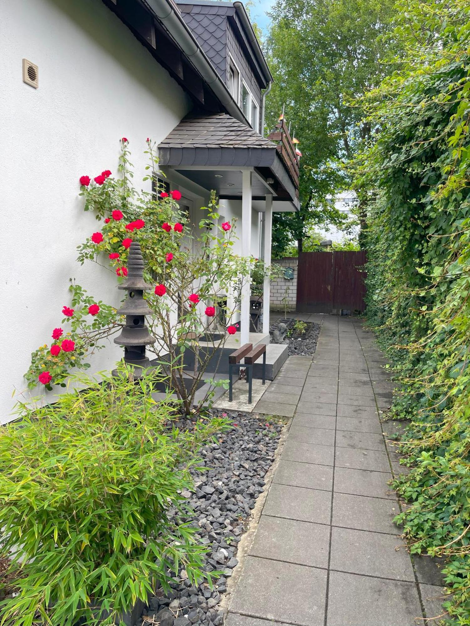 Apartment Cozy In Neusser Street Cologne