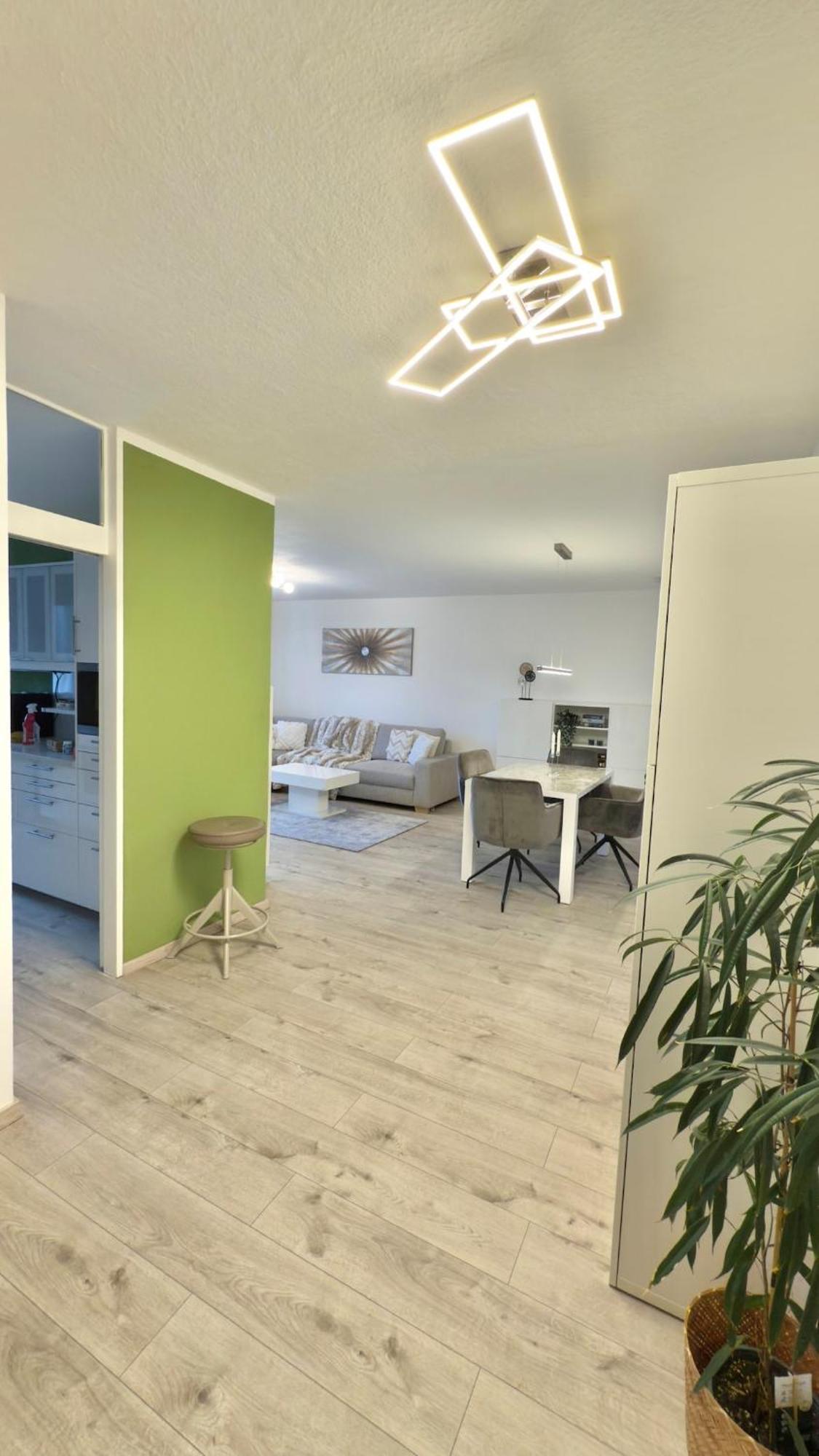 Modern Two-bedroom With Balcony In Apartment *