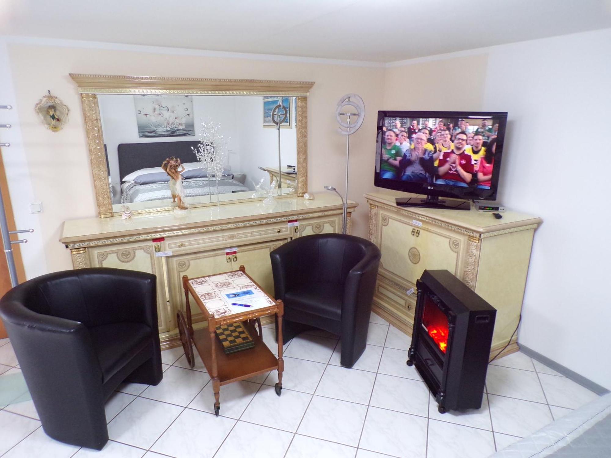 J.e. Apartment *