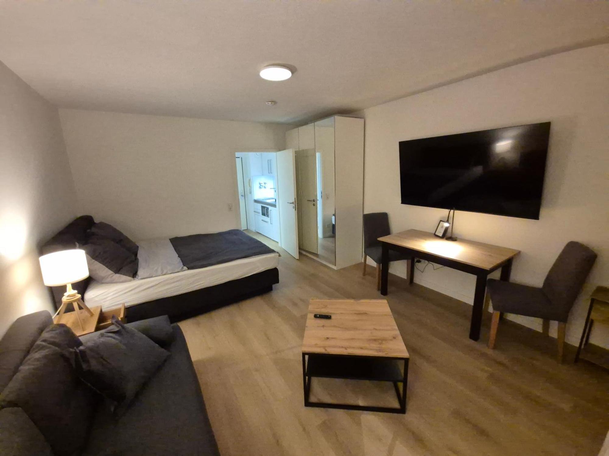 Apartment City, Centrally Located, Fully Renovated *