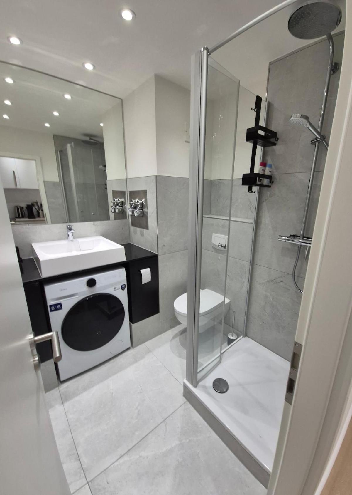 Apartment City, Centrally Located, Fully Renovated *