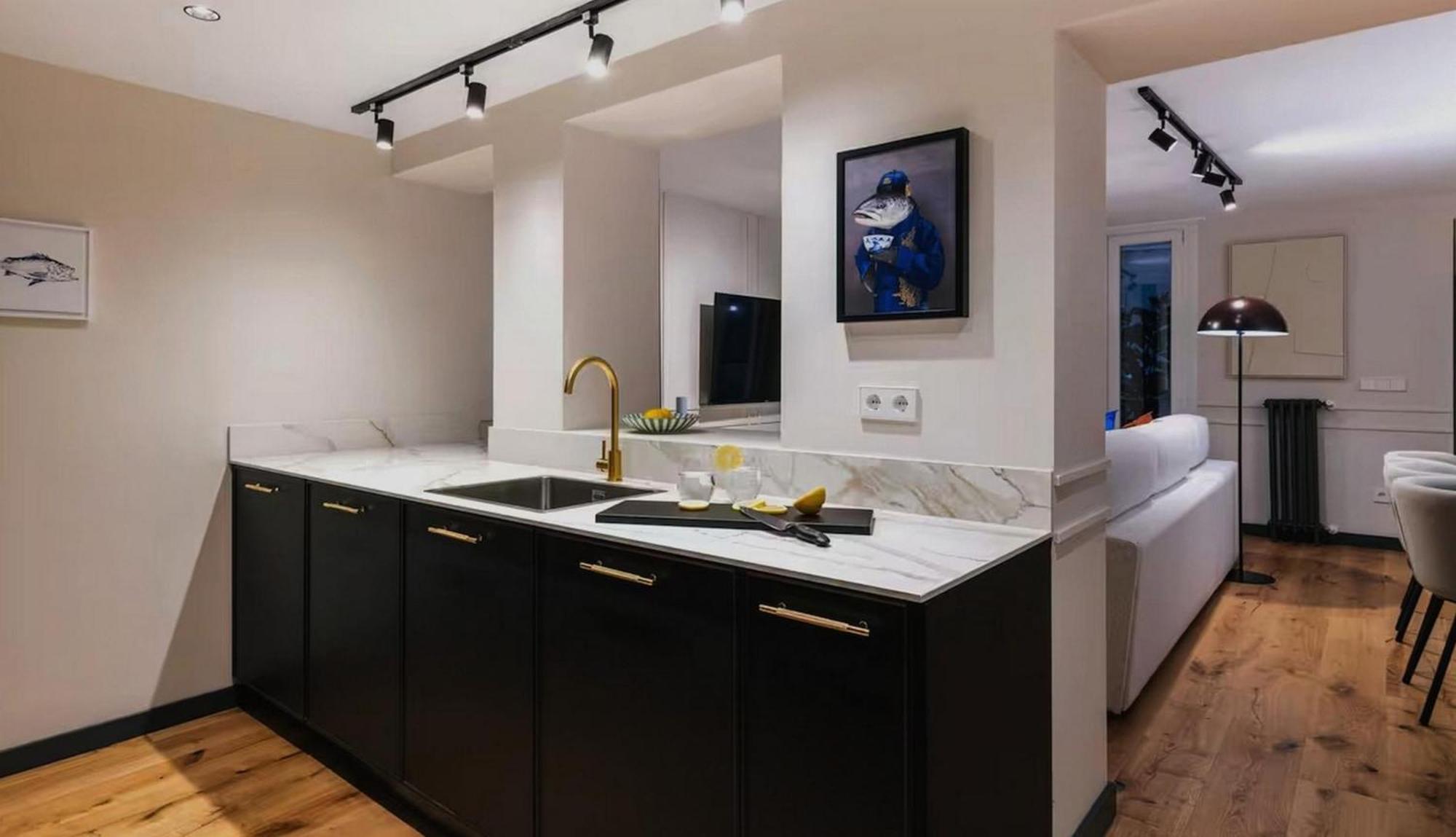 4 Bedrooms Center * Cologne