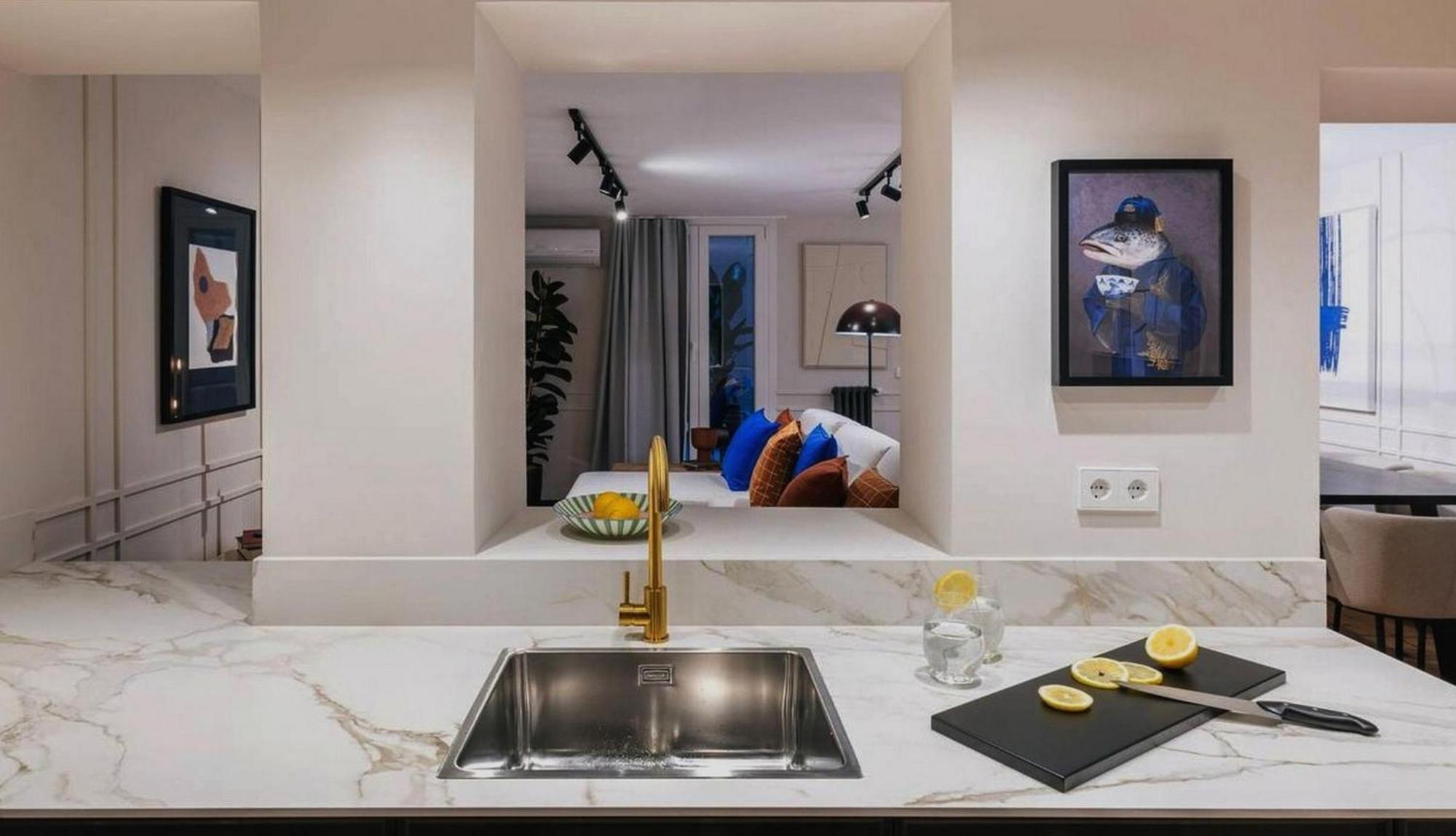 4 Bedrooms Center Apartment *