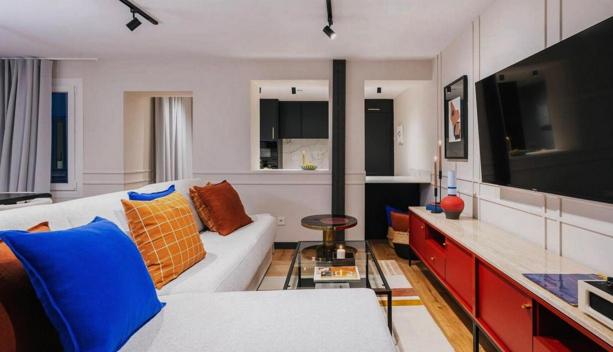 4 Bedrooms Center Apartment Cologne
