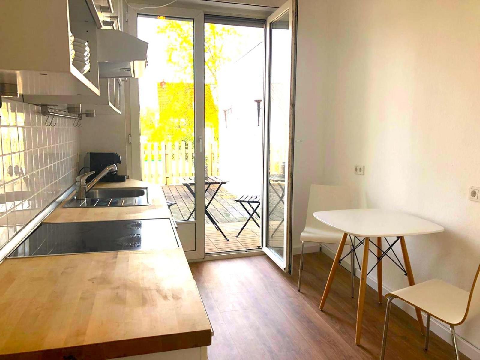 Gemuetliches Mit 2 Schlaf- Und 2 Badezimmern Balkon Cologne