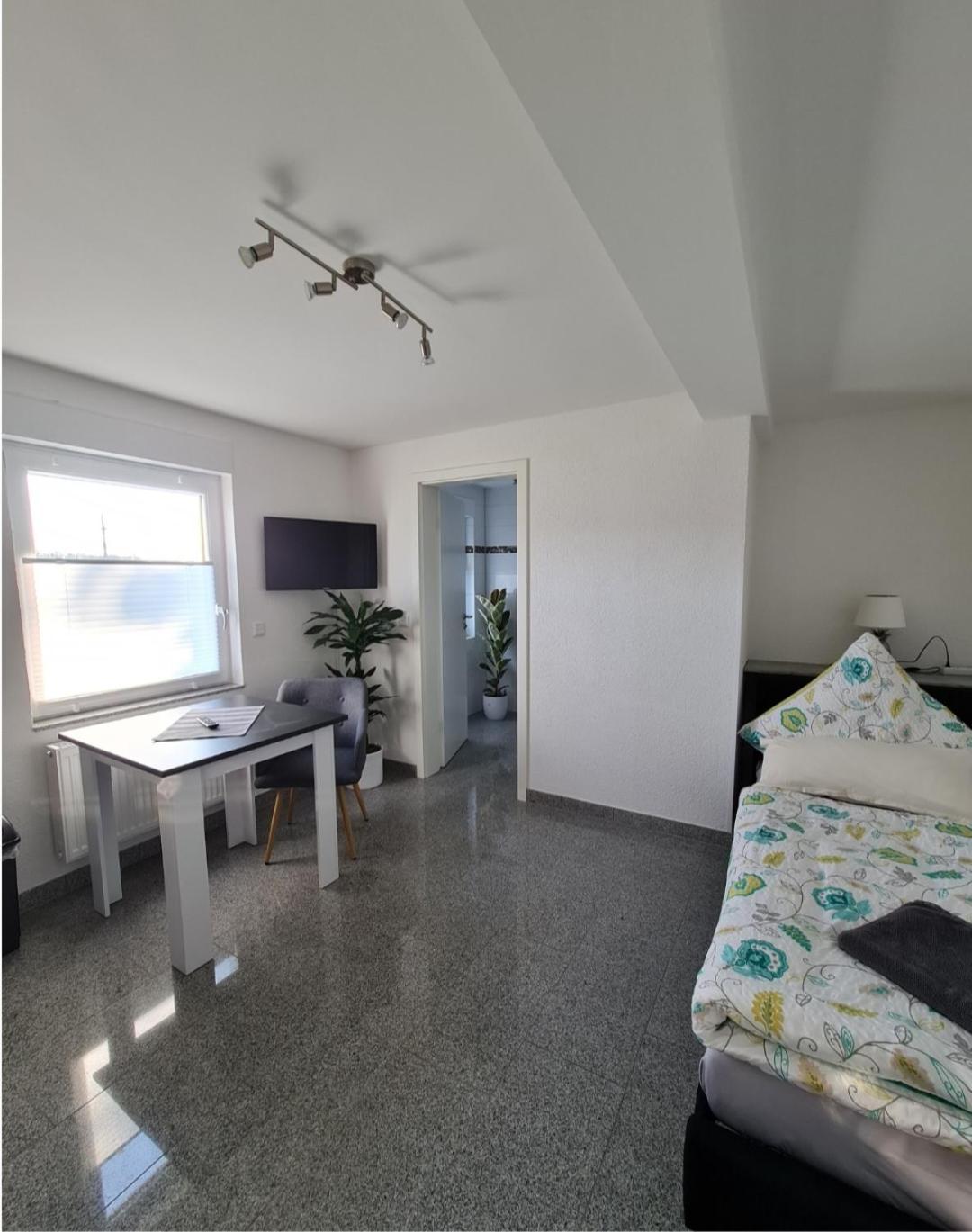 Messe Und Bundeswehr Homestay