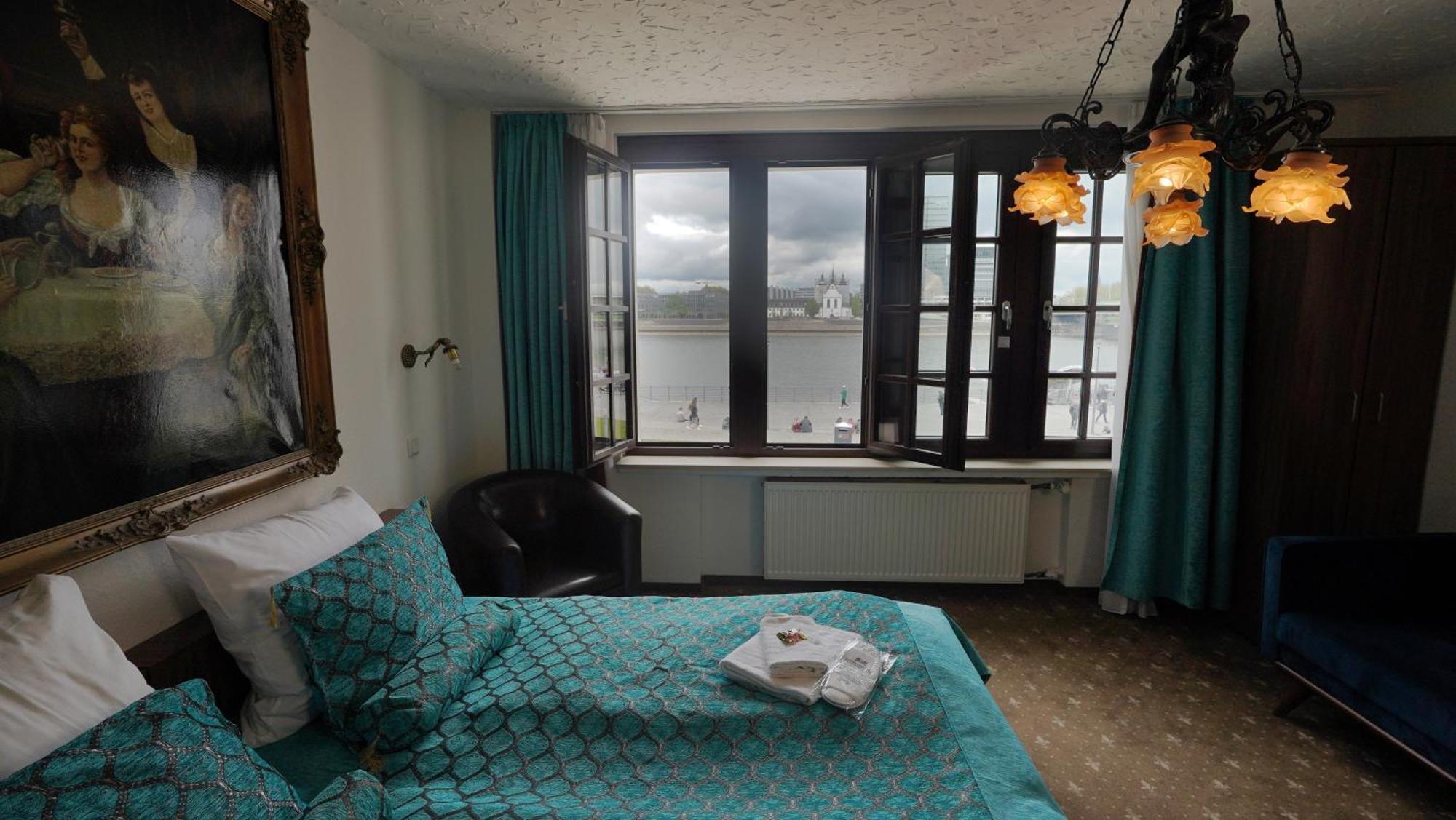 Und Restaurant Loewenbraeu 3* Cologne