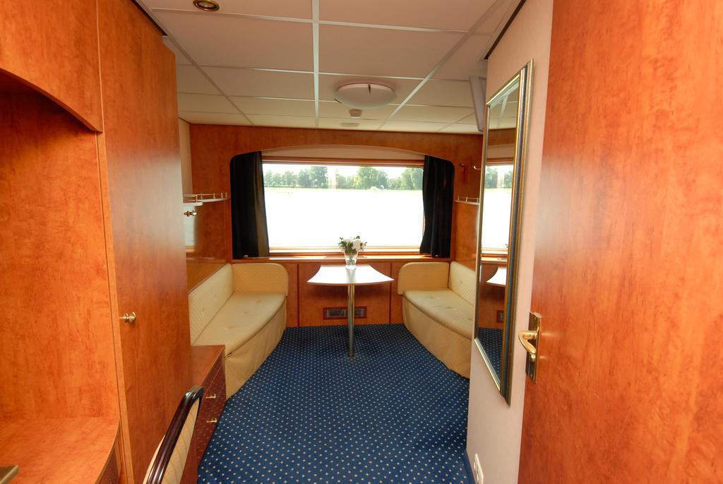 Crossgates Hotelship 3 Star Botel Cologne