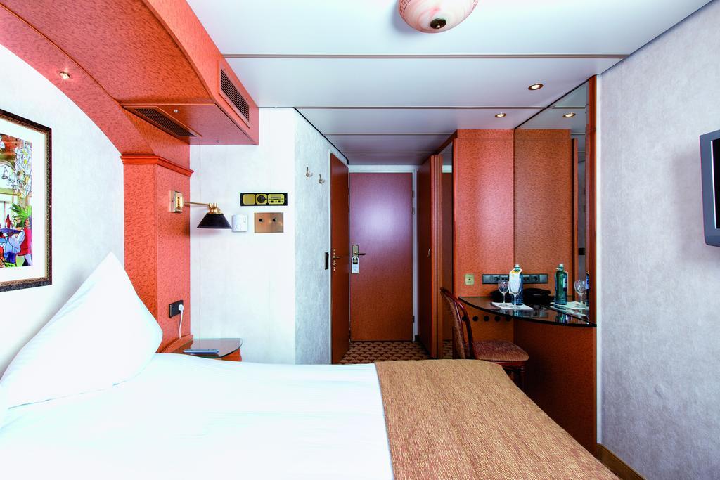 Crossgates Hotelship 3 Star Botel