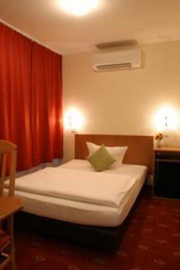 Hotel Domstern 3*