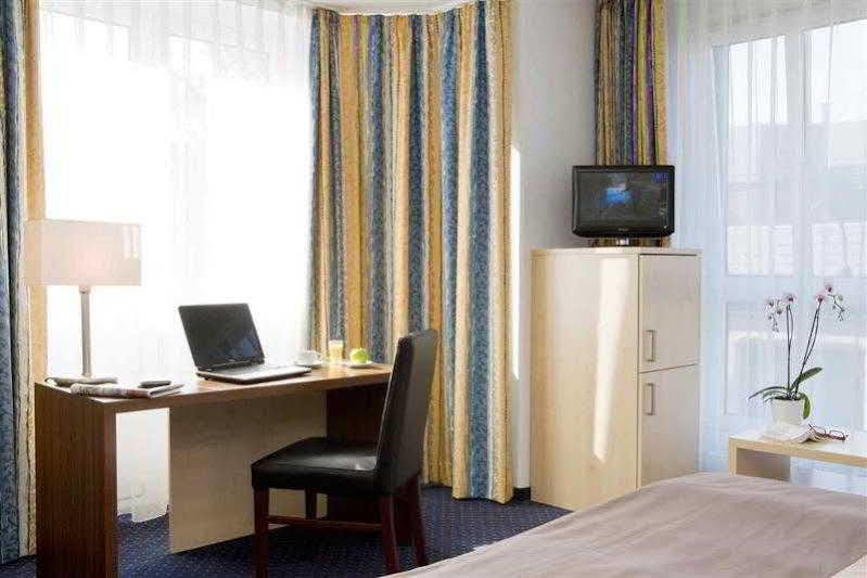 Mercure Airport Hotel 3*