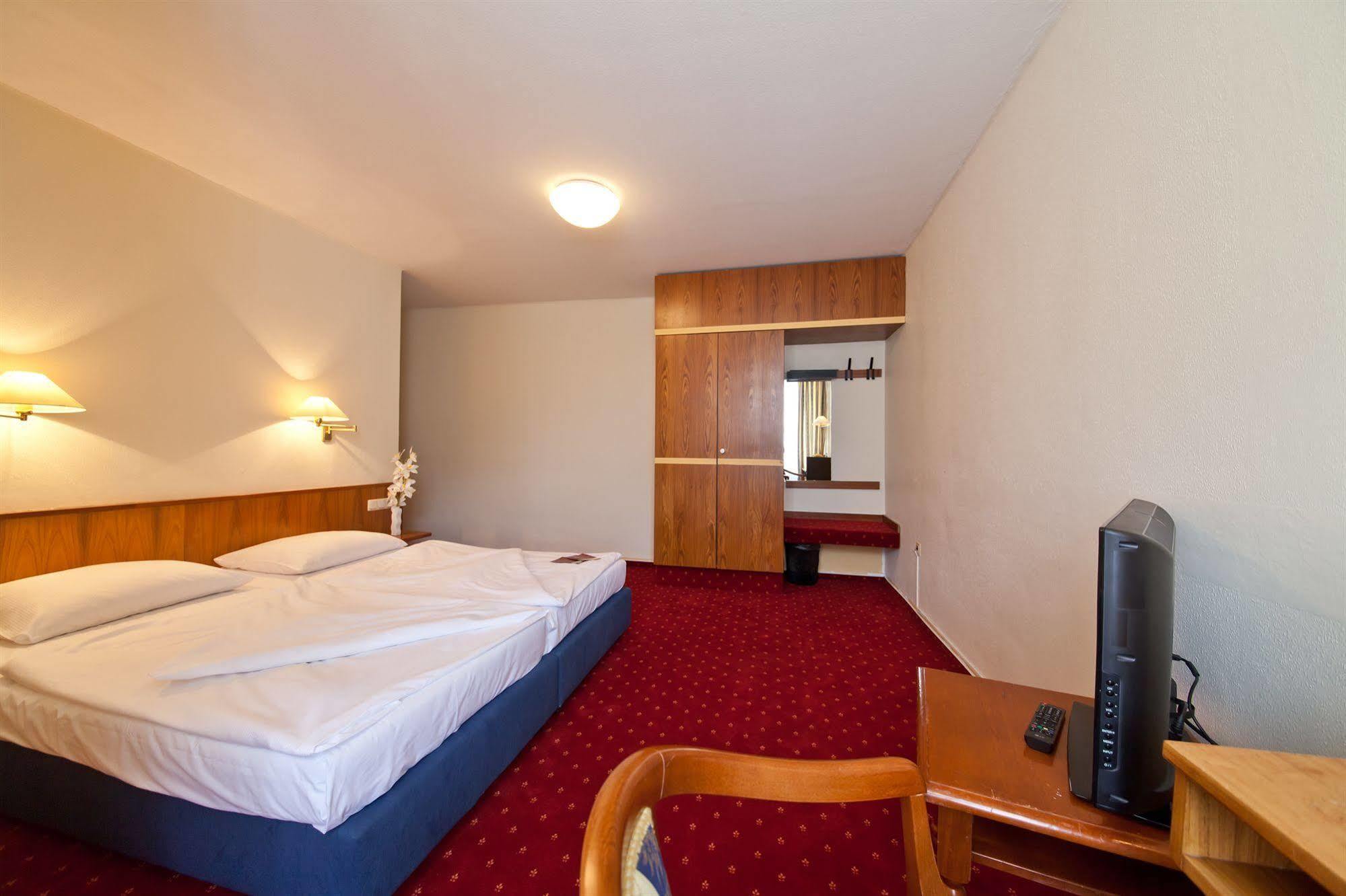 Novum Leonet Altstadt Hotel 3*